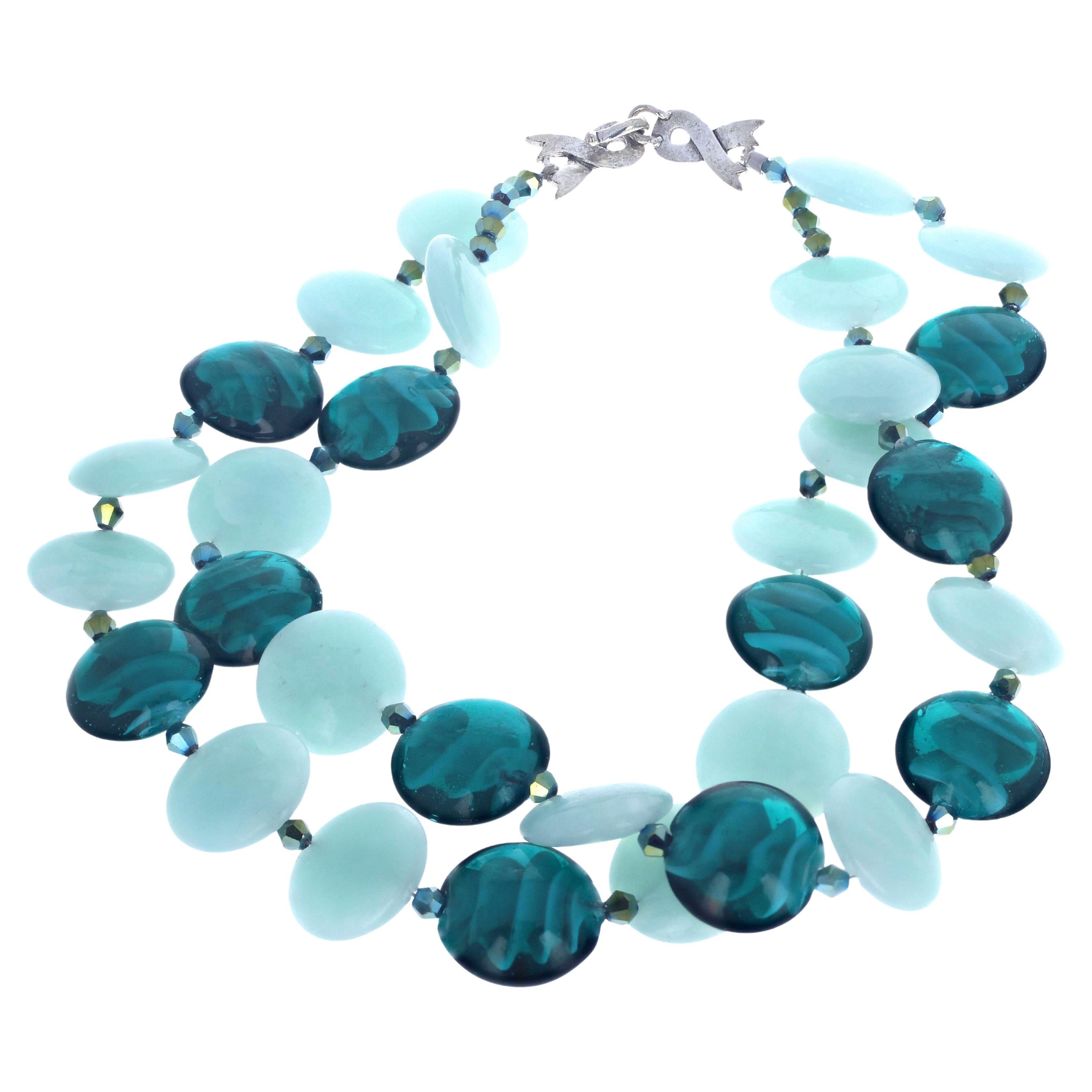 Se trata de una fascinante amazonita natural de color verde azulado y azul y verde, de unos 21 mm de diámetro.  Está realzada con piedras vidriosas verdes muy pulidas.  Esta doble hebra se sienta felizmente alrededor de tu cuello.  Mide 16 pulgadas