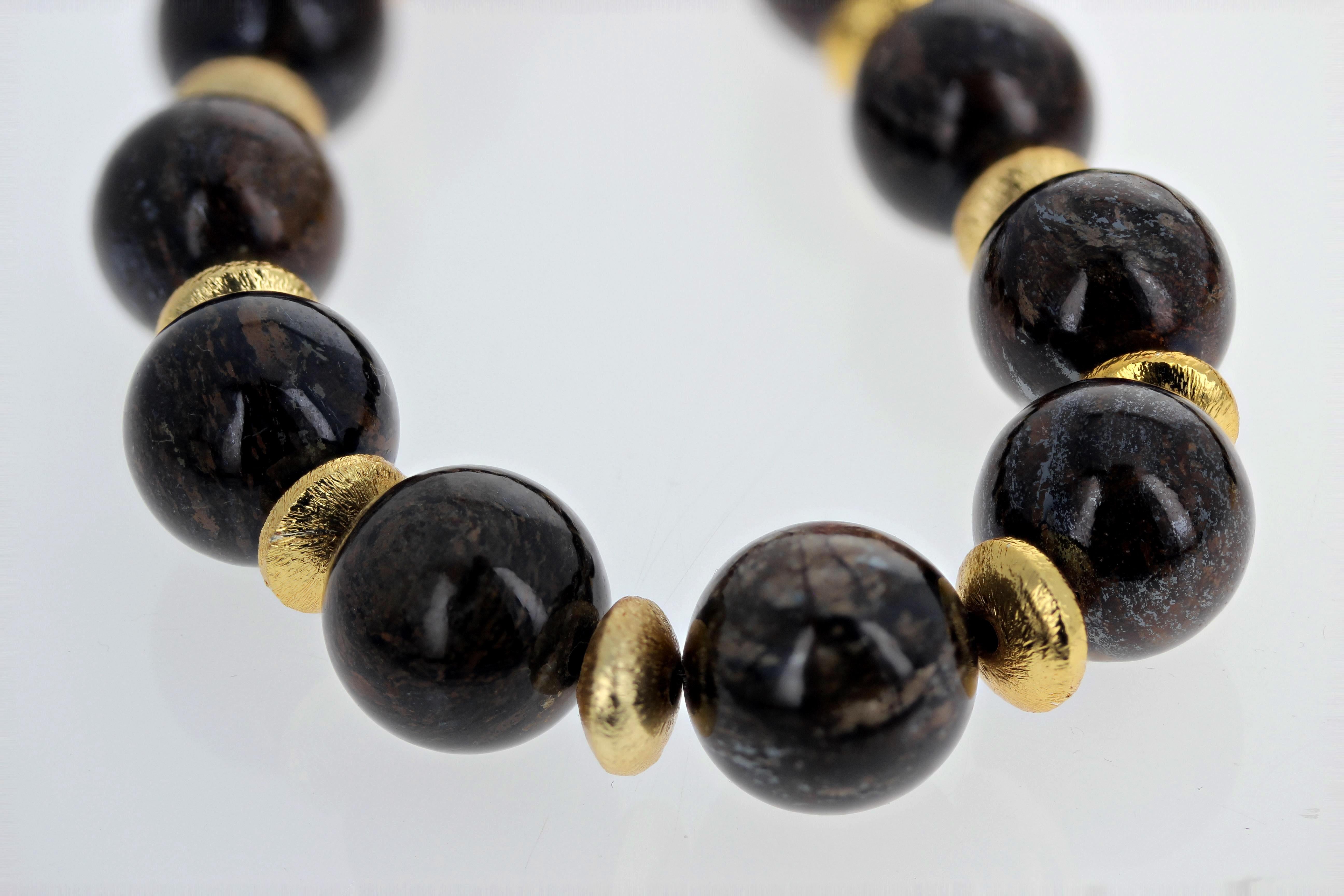 Diese Halskette ist absolut einzigartig und besteht aus echten, hochglanzpolierten, natürlichen Bronzit-Edelsteinen (15 mm), die mit vergoldeten 9-mm-Rondellen verziert sind. Der Bronzit enthält schimmernde Goldwirbel. Die Schließe ist ein