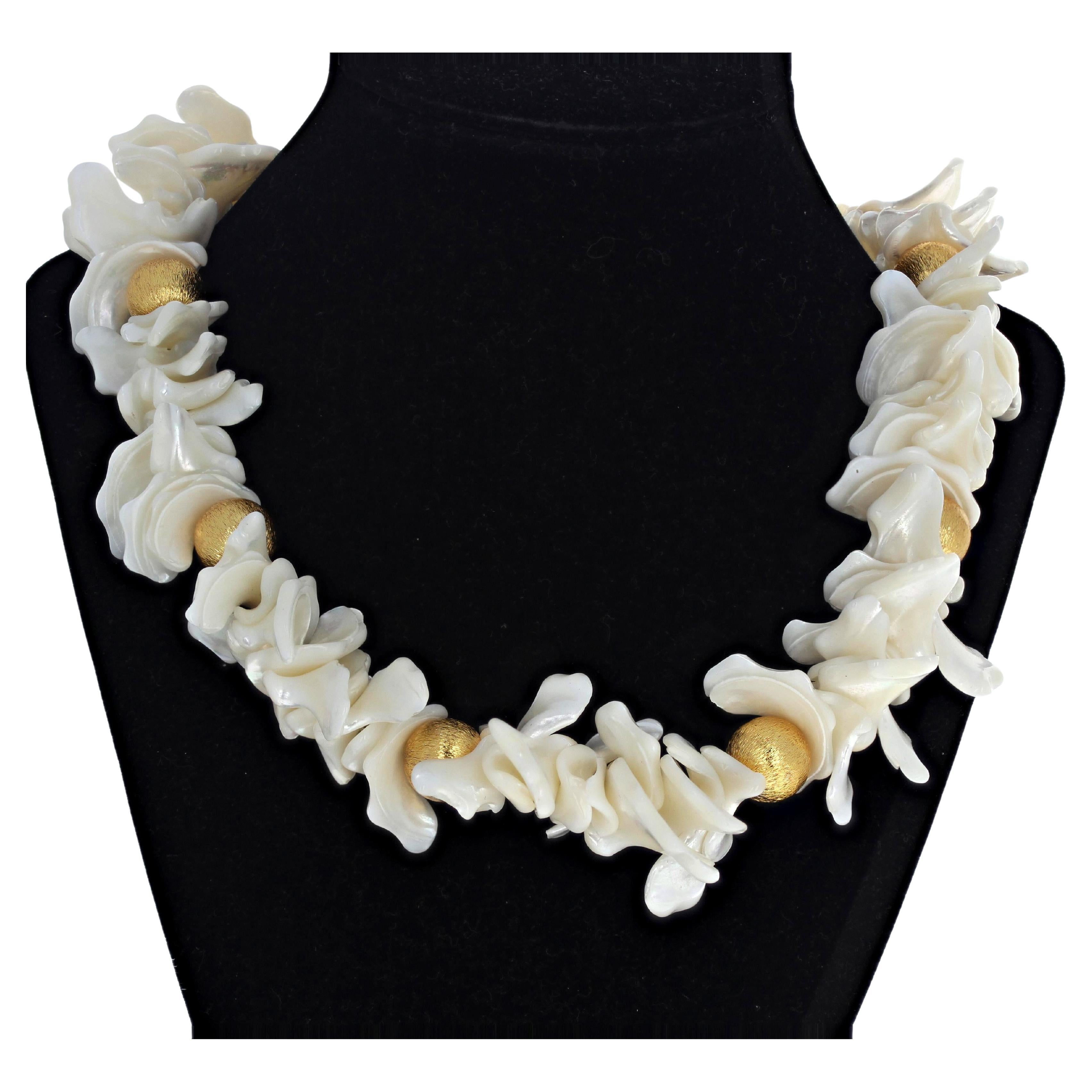 AJD Fascinantes perles blanches véritables flip flop naturelles 19" long collier en vente