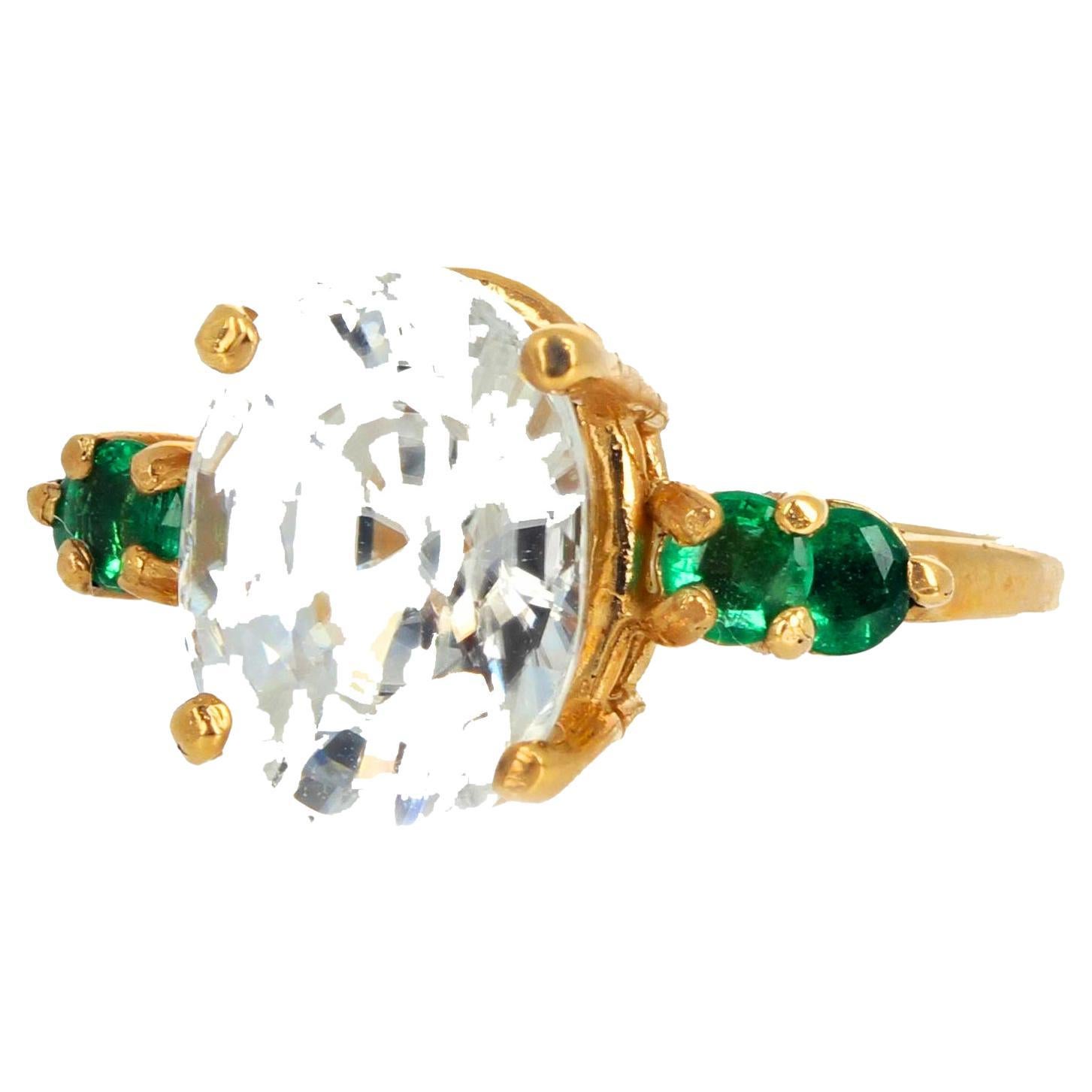 Brillante 4 Karat natürlichen weißen Zirkon (11,5 mm x 8,5 mm) mit 4 glitzernden natürlichen grünen Smaragden (ca. 0,48 Karat - 3,2 mm pro Stück) in diesem schönen 10K Gelbgold Ring Größe 7 (sizable für frei) gesetzt verbessert.  Schauen Sie sich