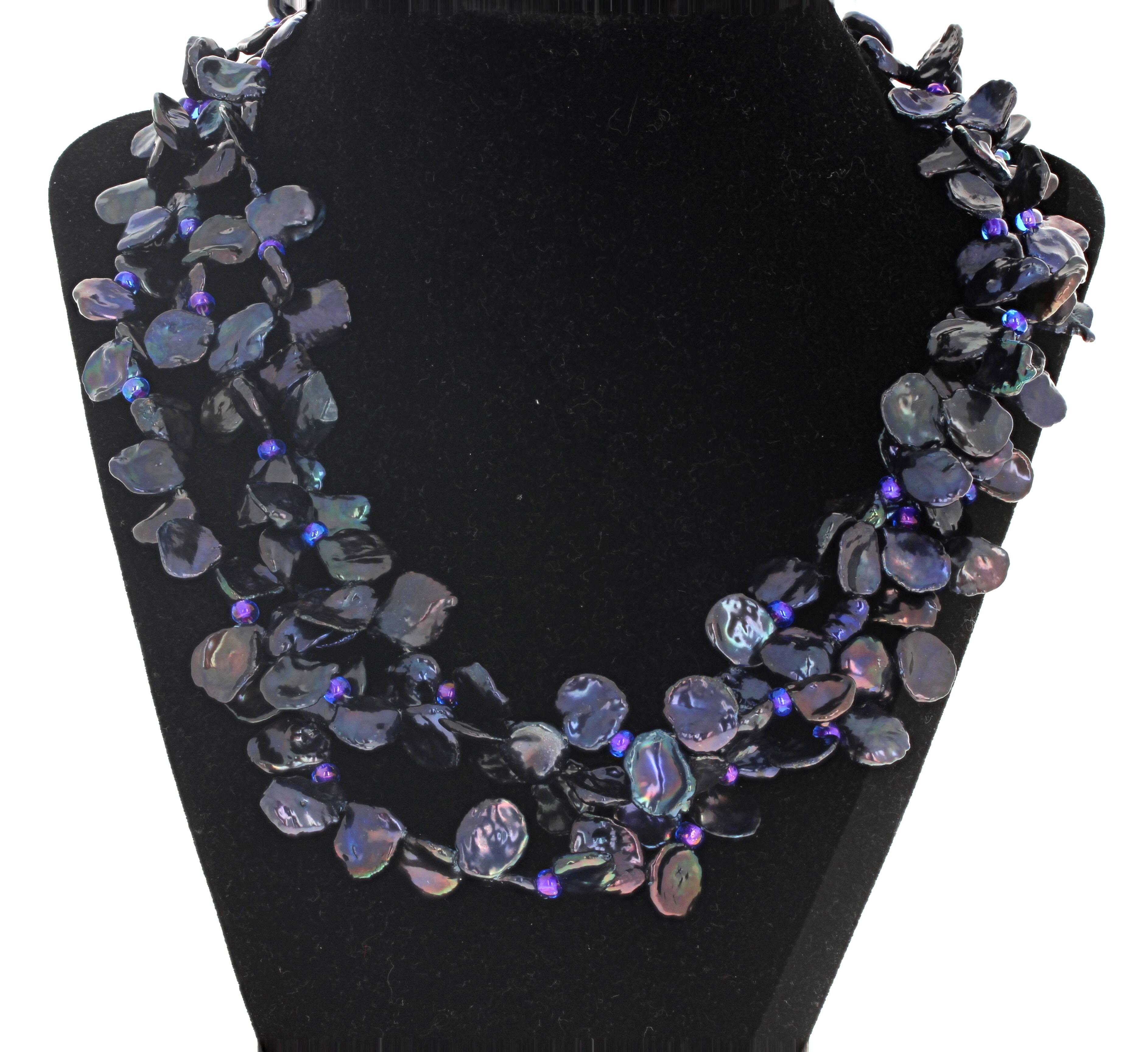 Ce triple collier de perles de Keshi naturelles et véritables est d'une longueur de 19 pouces.  Elles sont multicolores et d'un bleu violacé étincelant lorsque la lumière les éclaire.  Les plus grands mesurent environ 14 mm.  Il est amusant de le