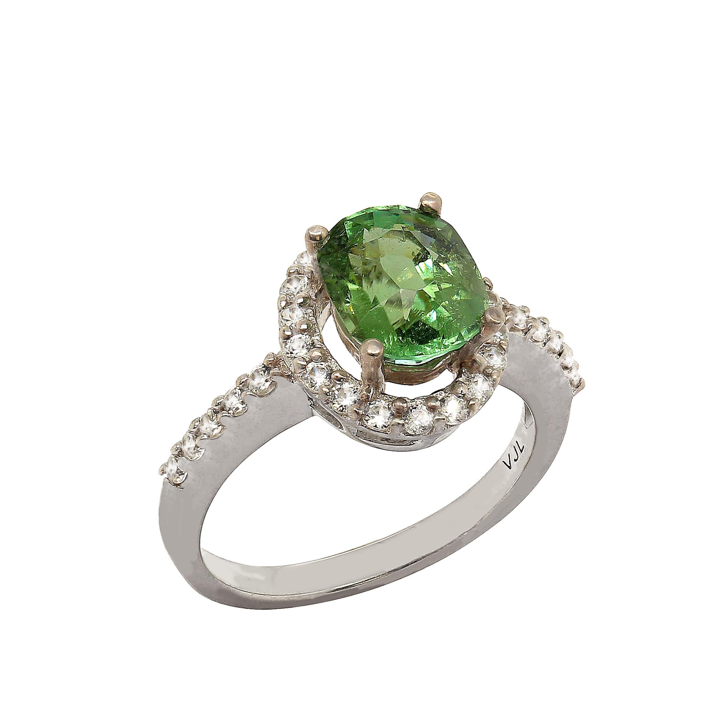 Taglio ovale AJD Set aureola con tormalina verde ovale incandescente in argento sterling in vendita