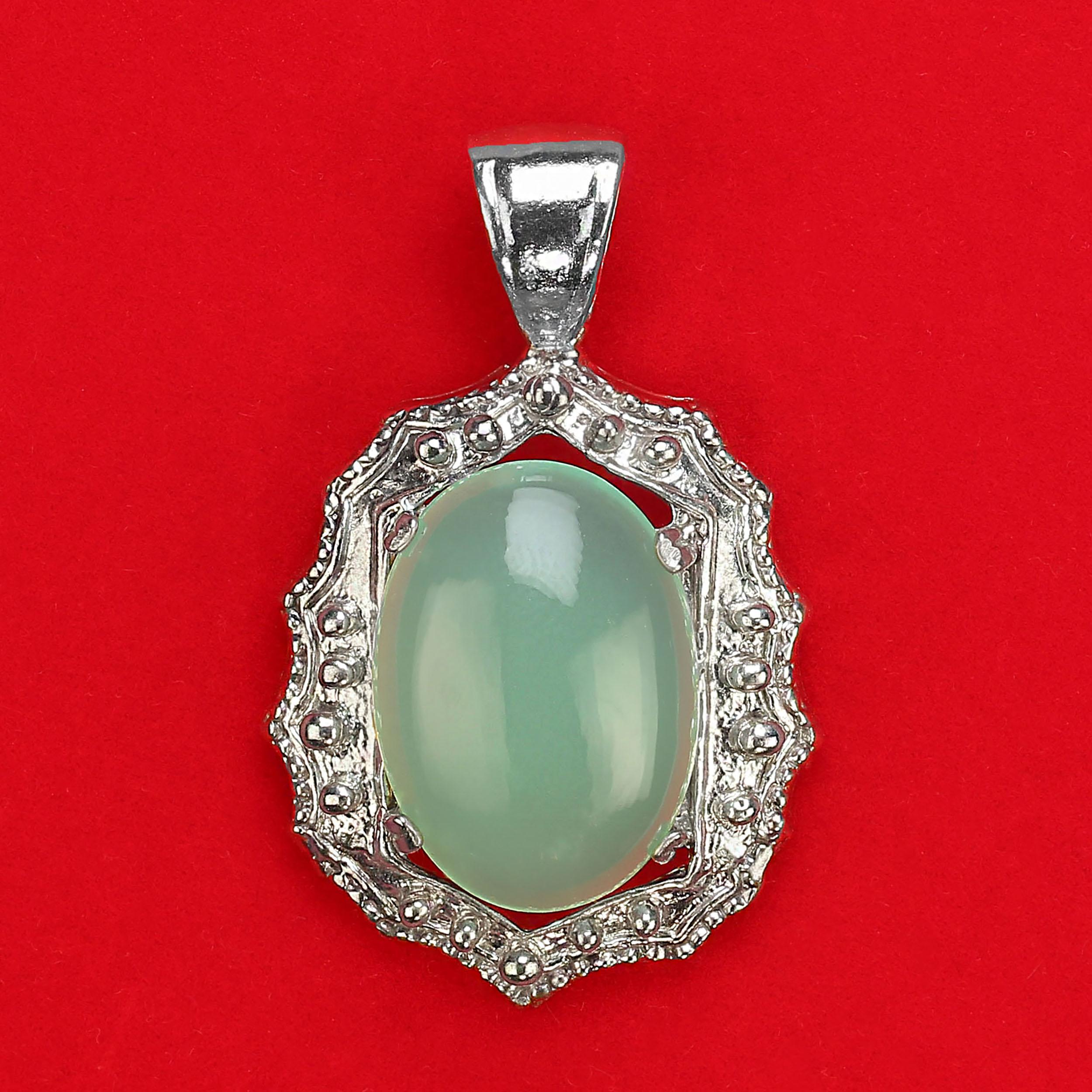 Ciondolo in argento sterling con crisofraso traslucido e luminoso di AJD in vendita 3