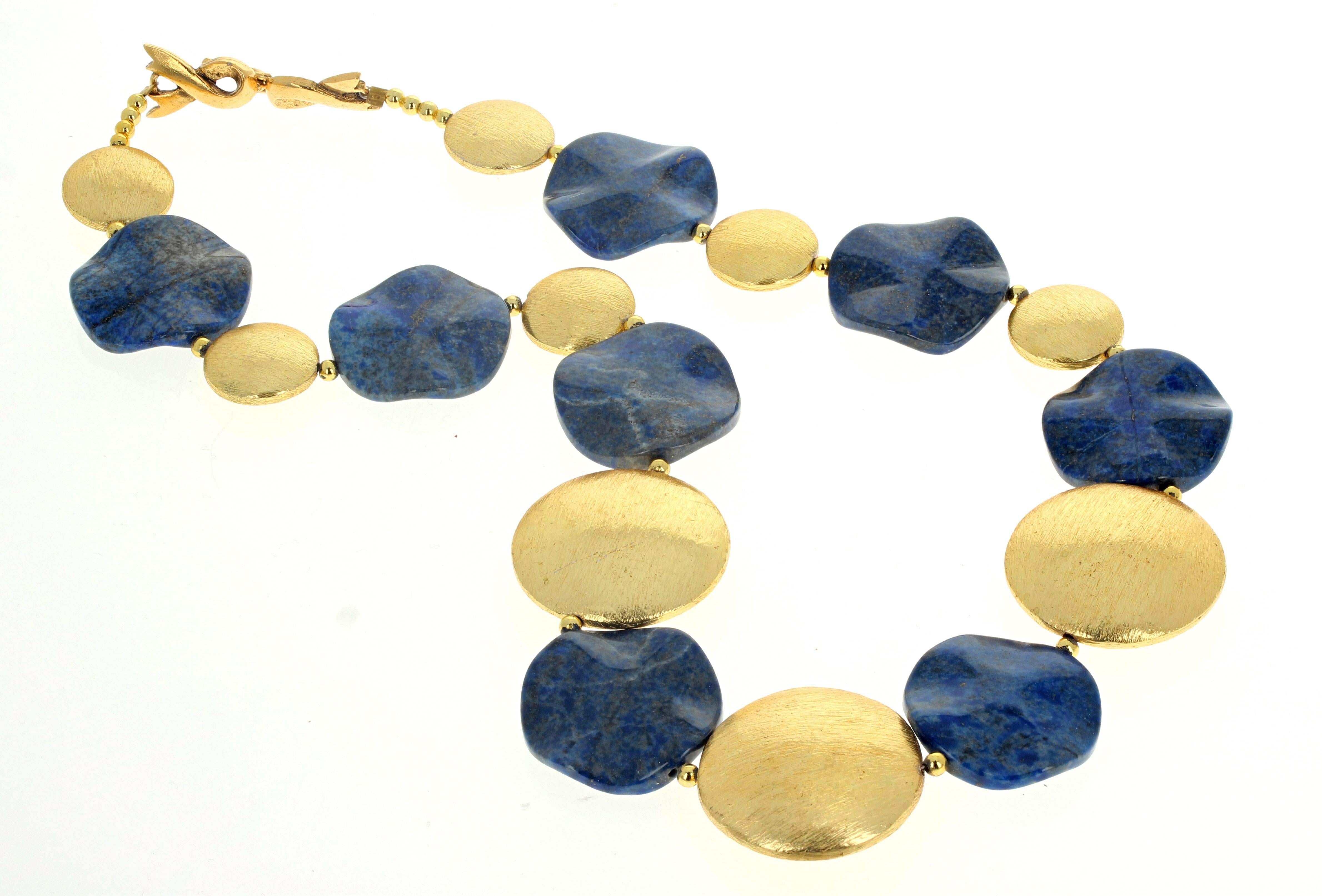 Ces magnifiques rondelles de lapis-lazuli naturel taillées et polies (environ 20 mm) se balancent joyeusement entre les rondelles plaquées or (les plus grandes mesurent 28 mm) de ce fascinant collier.  Le fermoir plaqué or est un fermoir à crochet