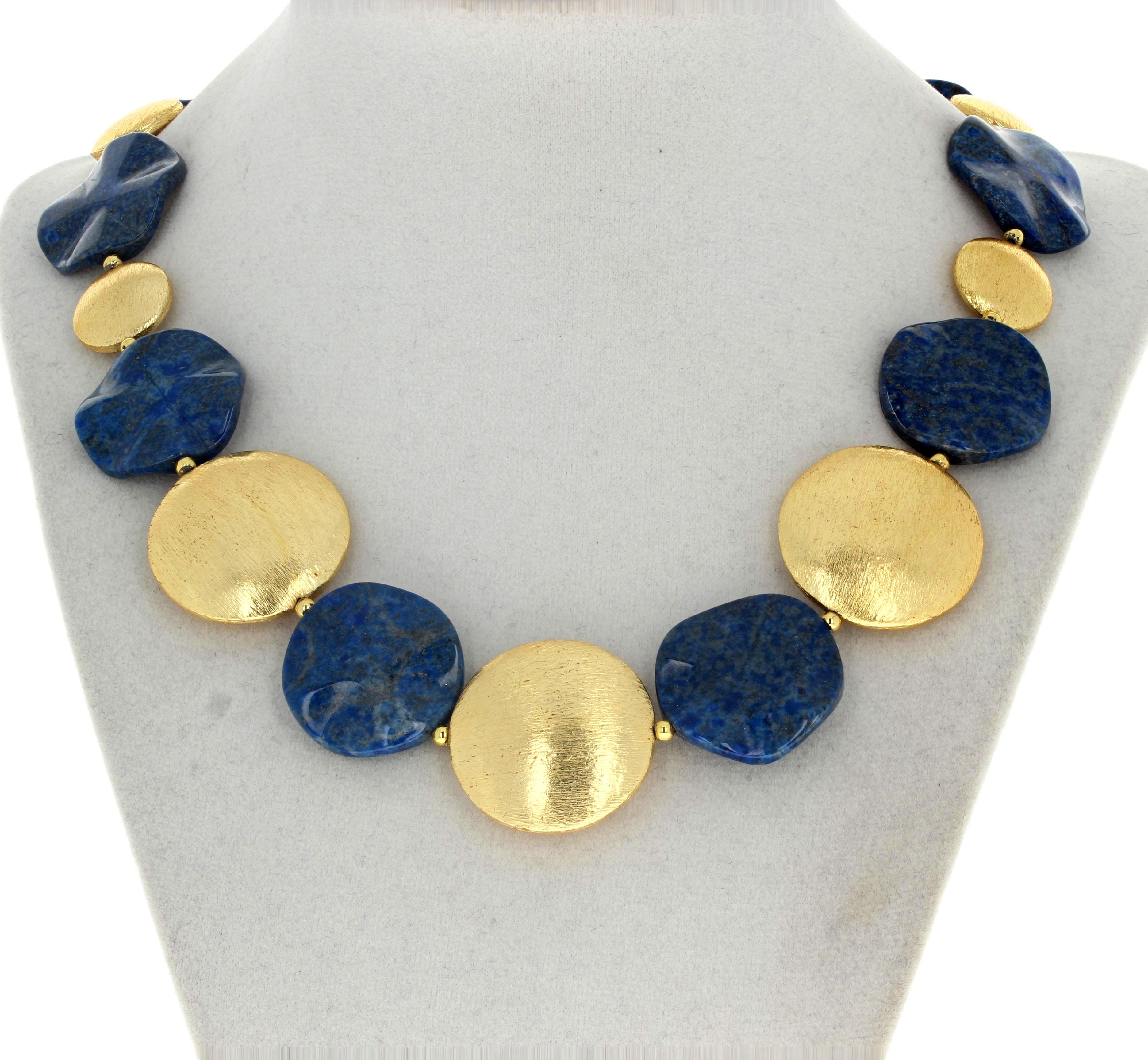 Taille ronde AJD Collier orné de lapis-lazuli naturels scintillants et de grandes rondelles dorées en vente
