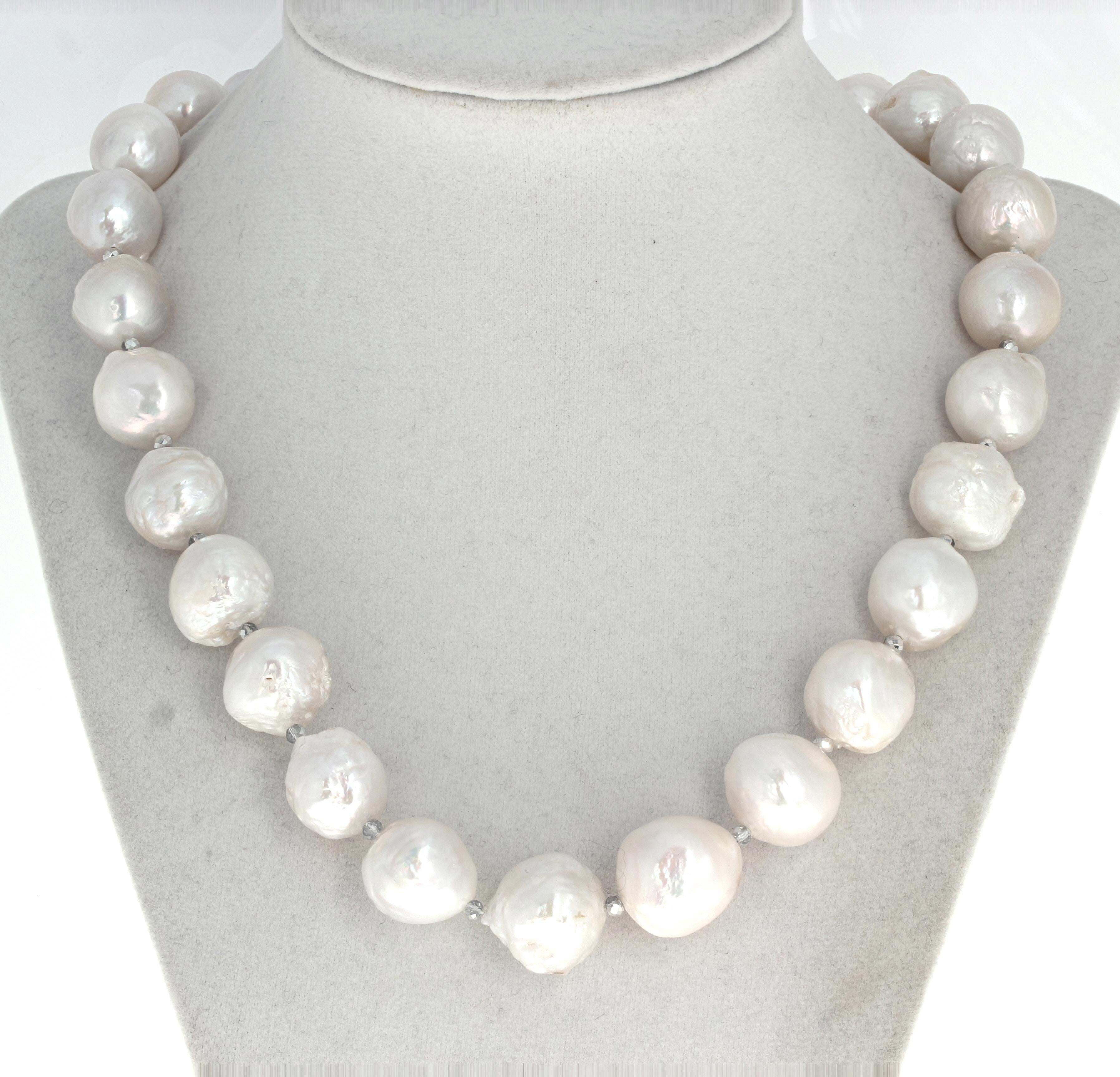 Non taillé AJD Superbe collier de perles blanches de culture naturelle de 19 1/2 pouces en vente