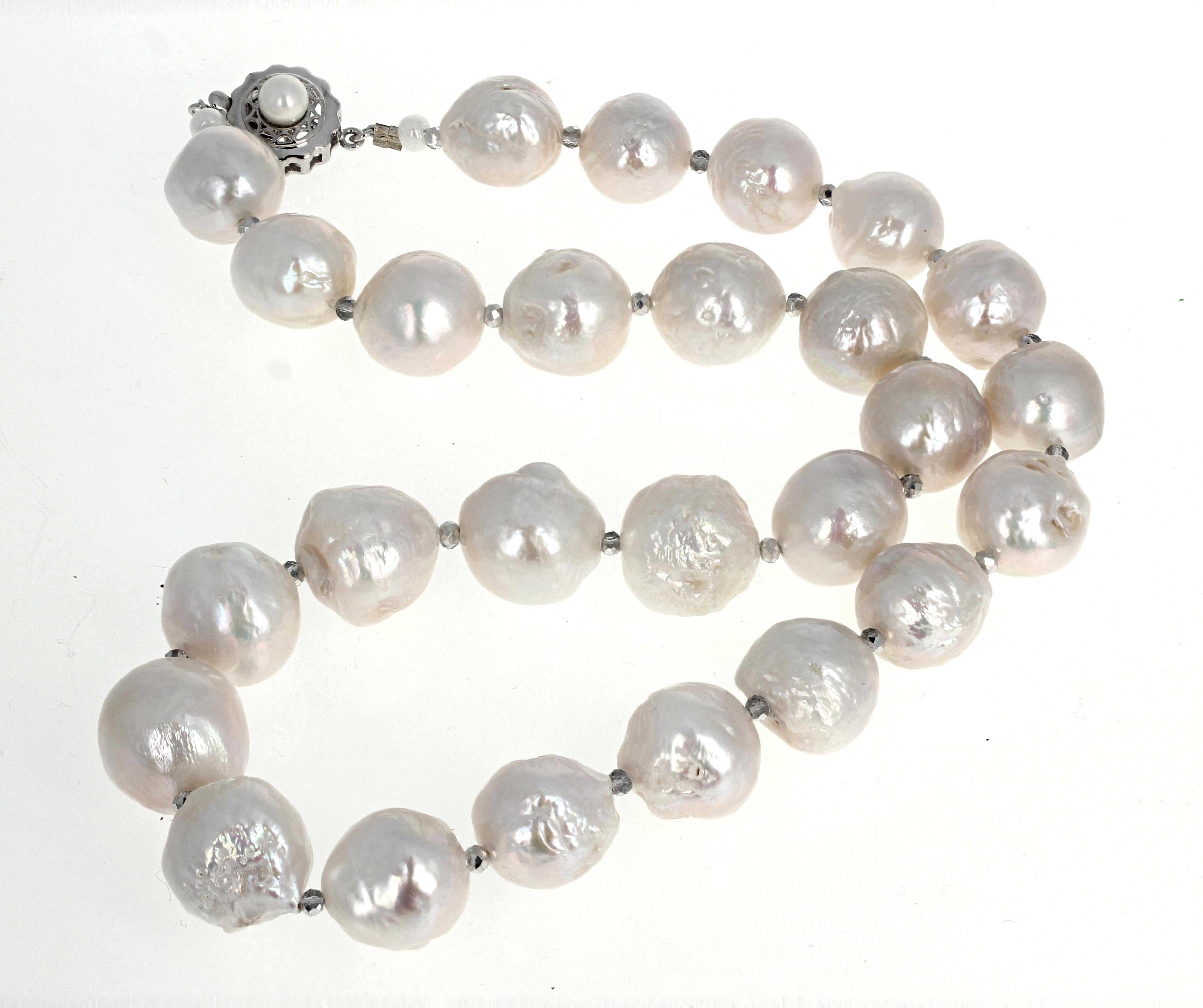 AJD Superbe collier de perles blanches de culture naturelle de 19 1/2 pouces Neuf - En vente à Raleigh, NC