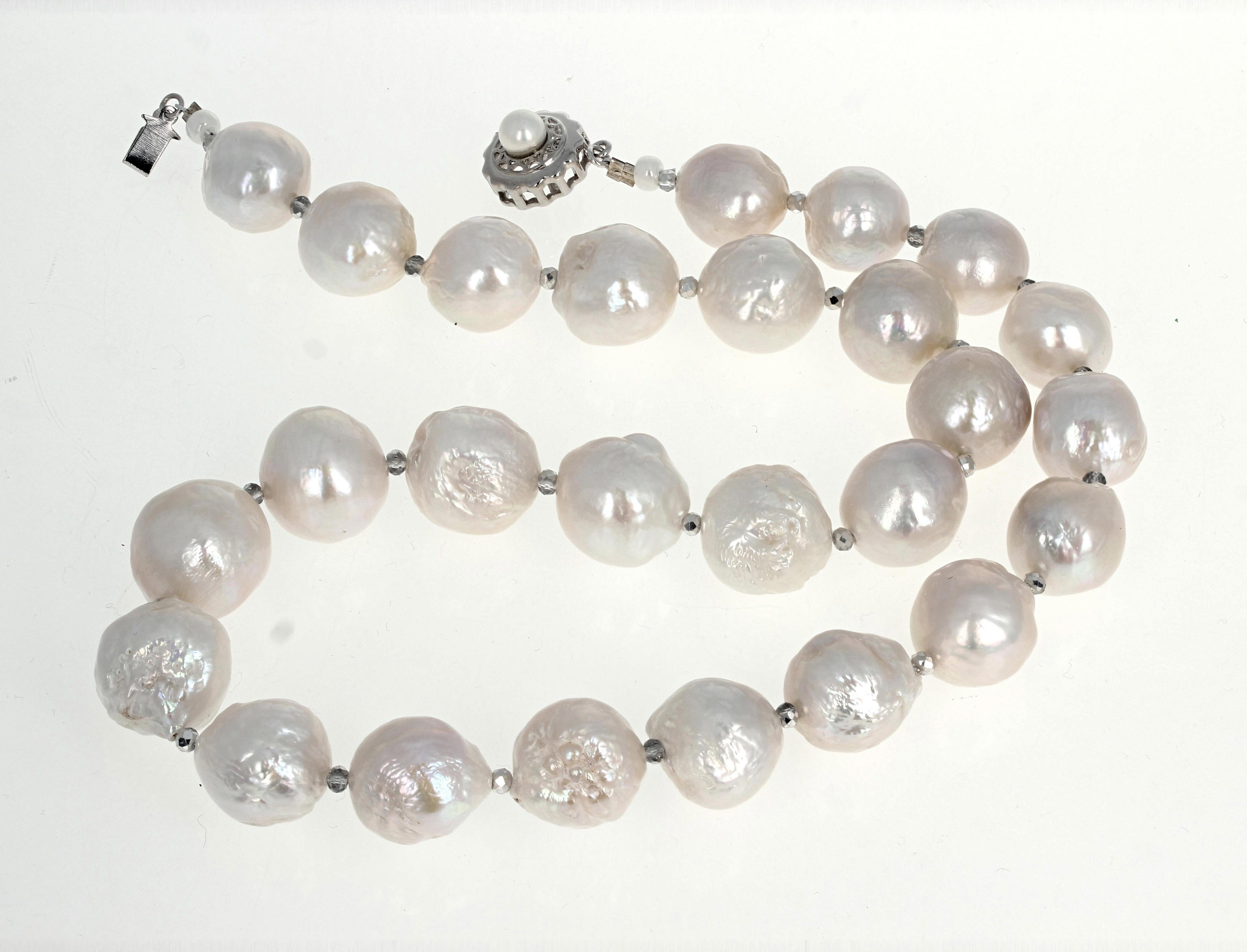 AJD Superbe collier de perles blanches de culture naturelle de 19 1/2 pouces Unisexe en vente