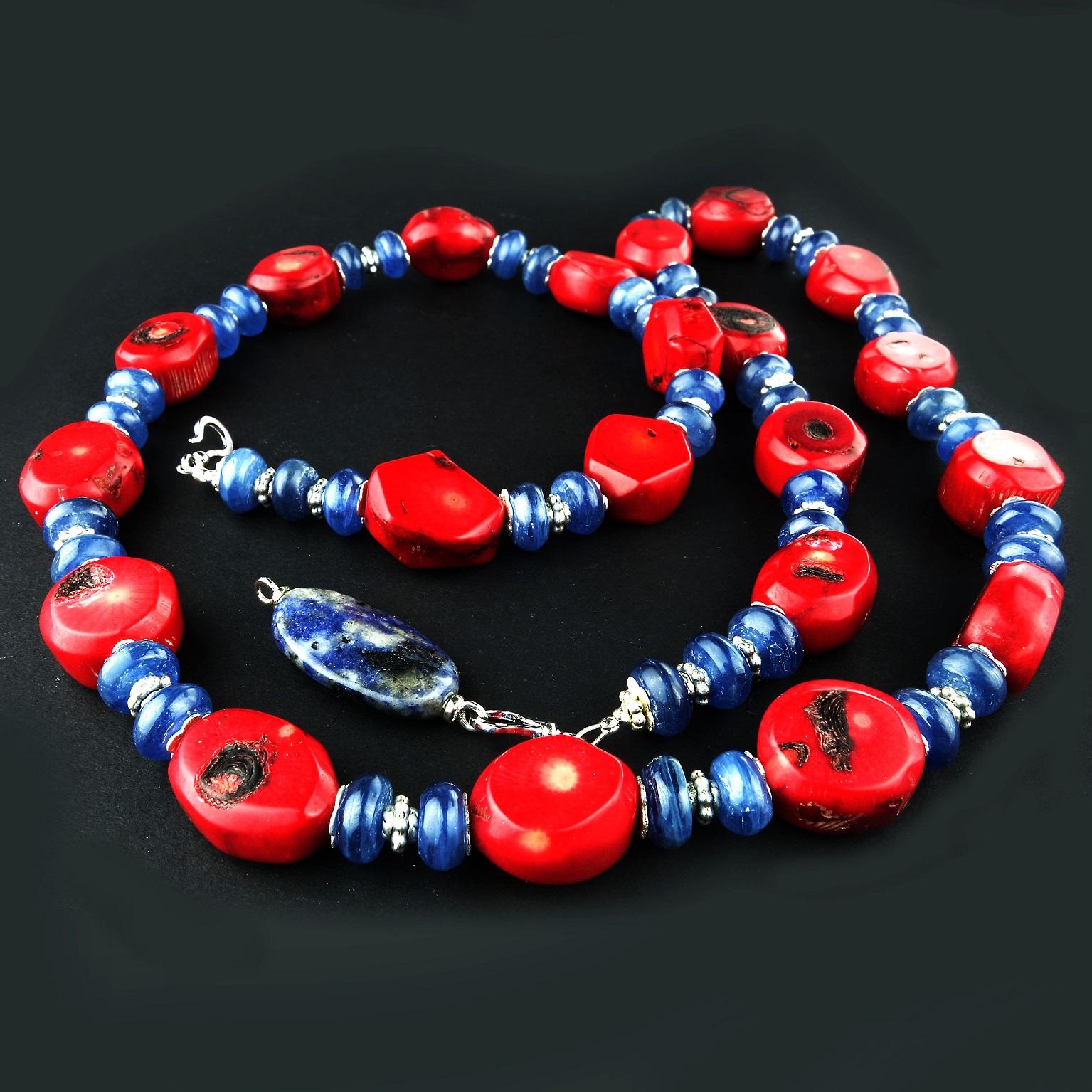 Handgefertigte Halskette aus roter Koralle und blauem Kyanit, JD (Kunsthandwerker*in) im Angebot