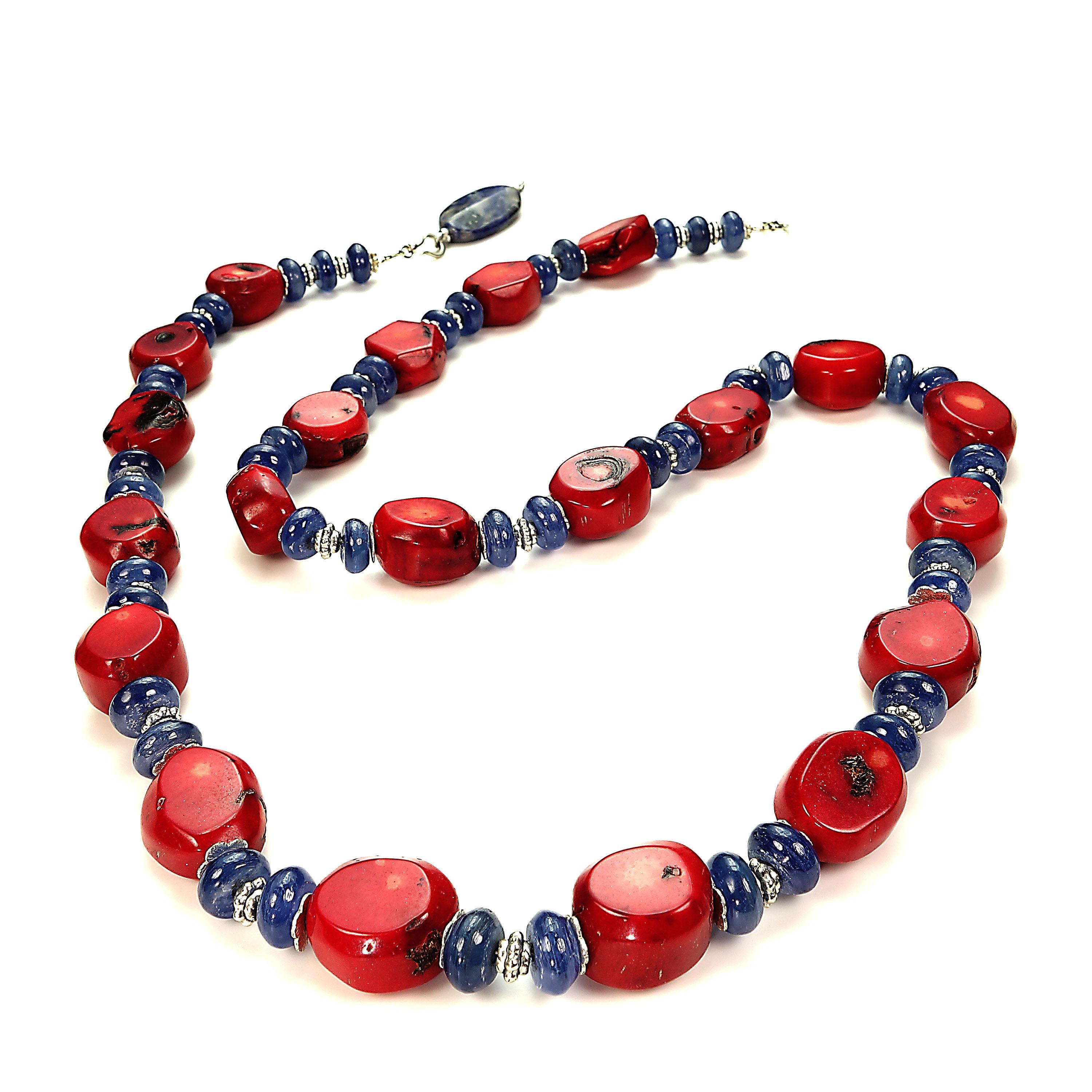 da uomo o donna AJD Collana fatta a mano in stile sud-ovest con corallo rosso e kianite blu in vendita