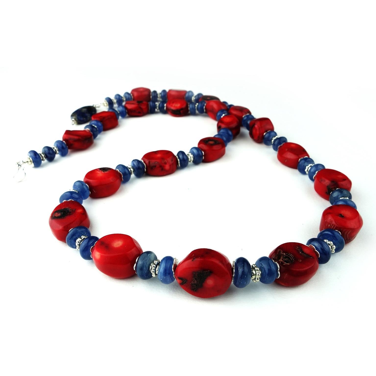 AJD Collana fatta a mano in stile sud-ovest con corallo rosso e kianite blu in vendita 1
