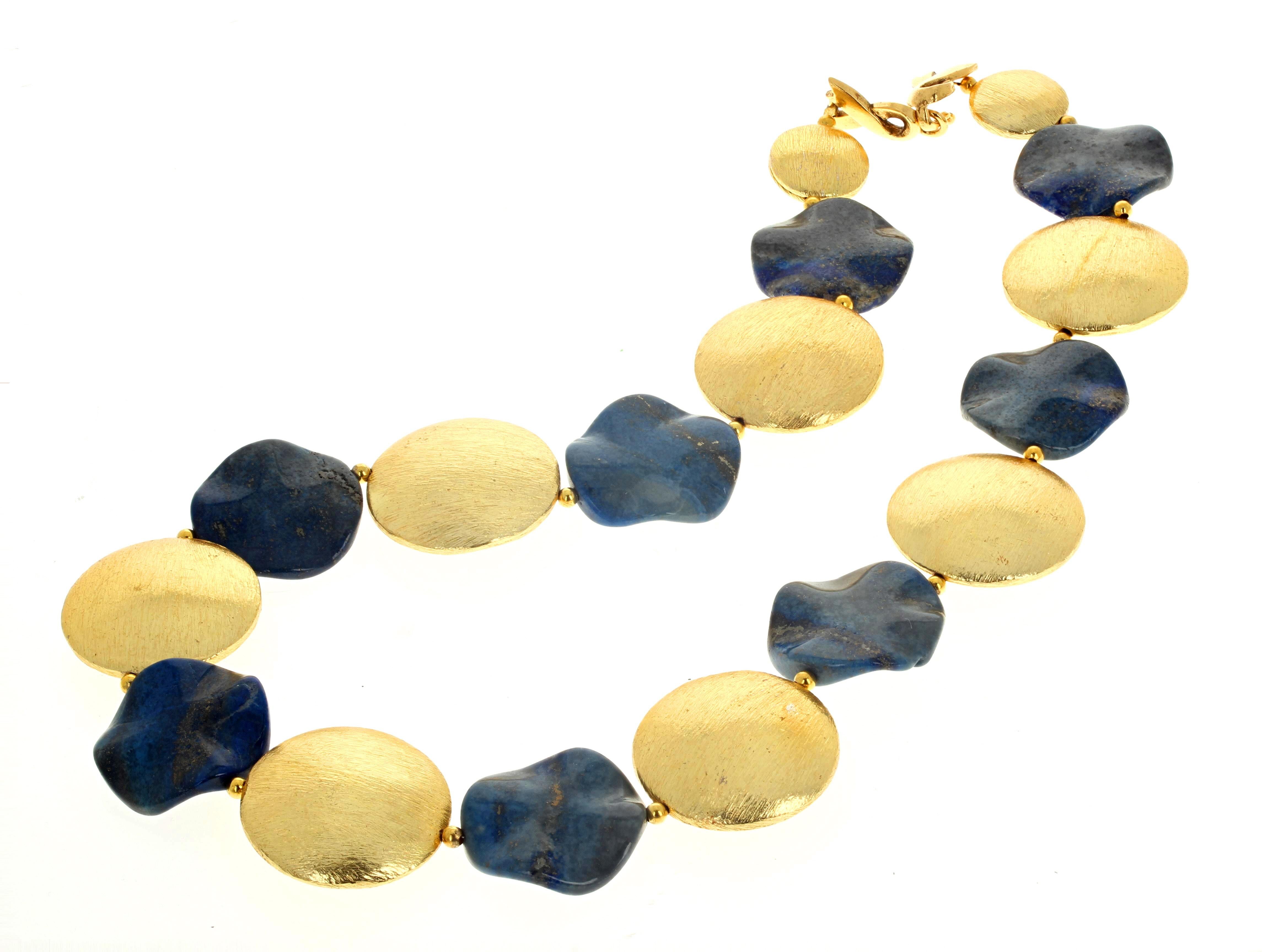 AJD Halskette, hochglanzpoliert, natürlicher Lapislazuli & goldfarbener Rondels 19 (Rundschliff) im Angebot
