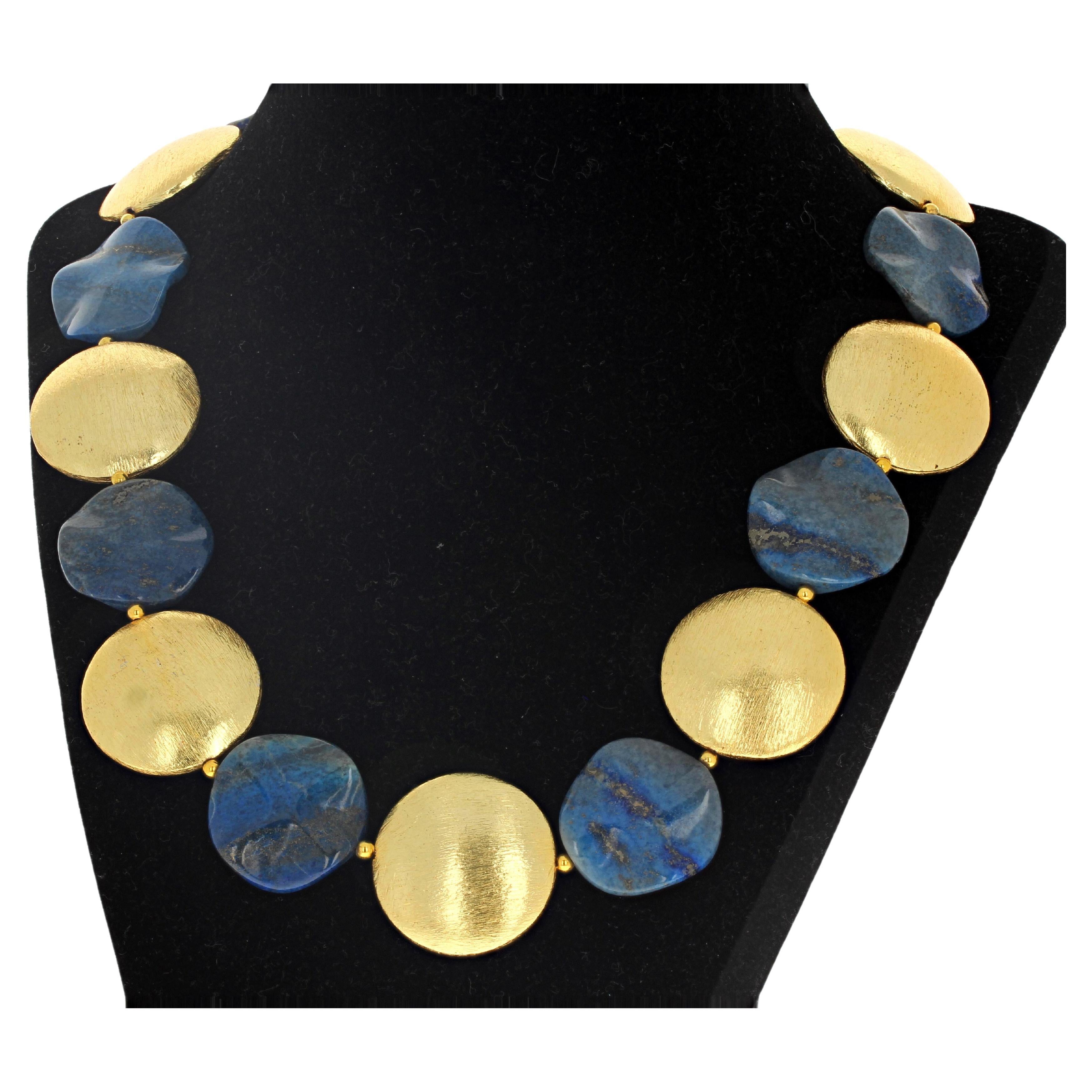 AJD Halskette, hochglanzpoliert, natürlicher Lapislazuli & goldfarbener Rondels 19 im Angebot