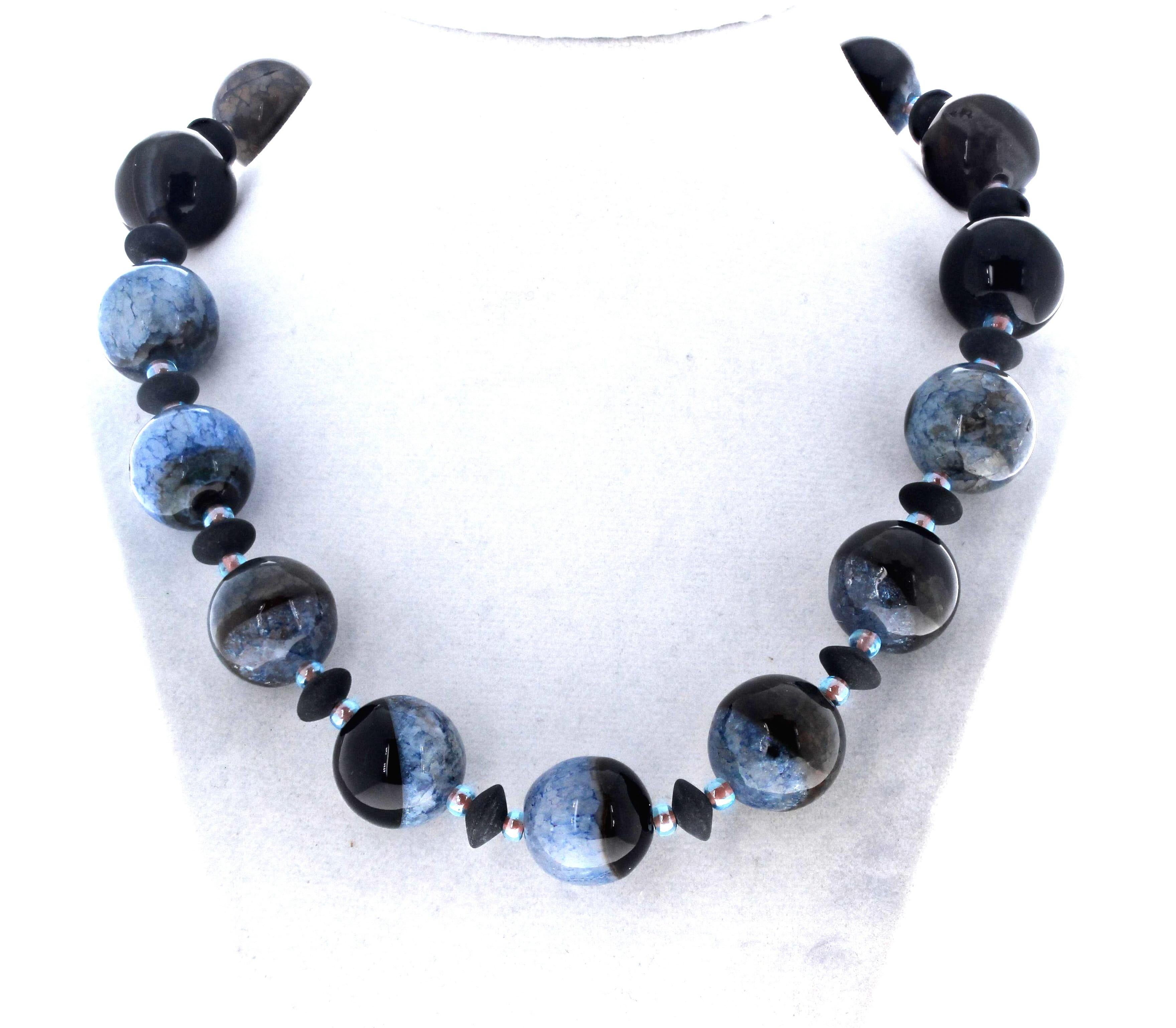 Ces magnifiques Agates multicolores hautement polies mesurent environ 21 mm et les Azurites plus petites au milieu mesurent environ 10 mm.  Il mesure 19 pouces de long.  Le fermoir est un crochet plaqué or facile à utiliser.  Les Agates sont les