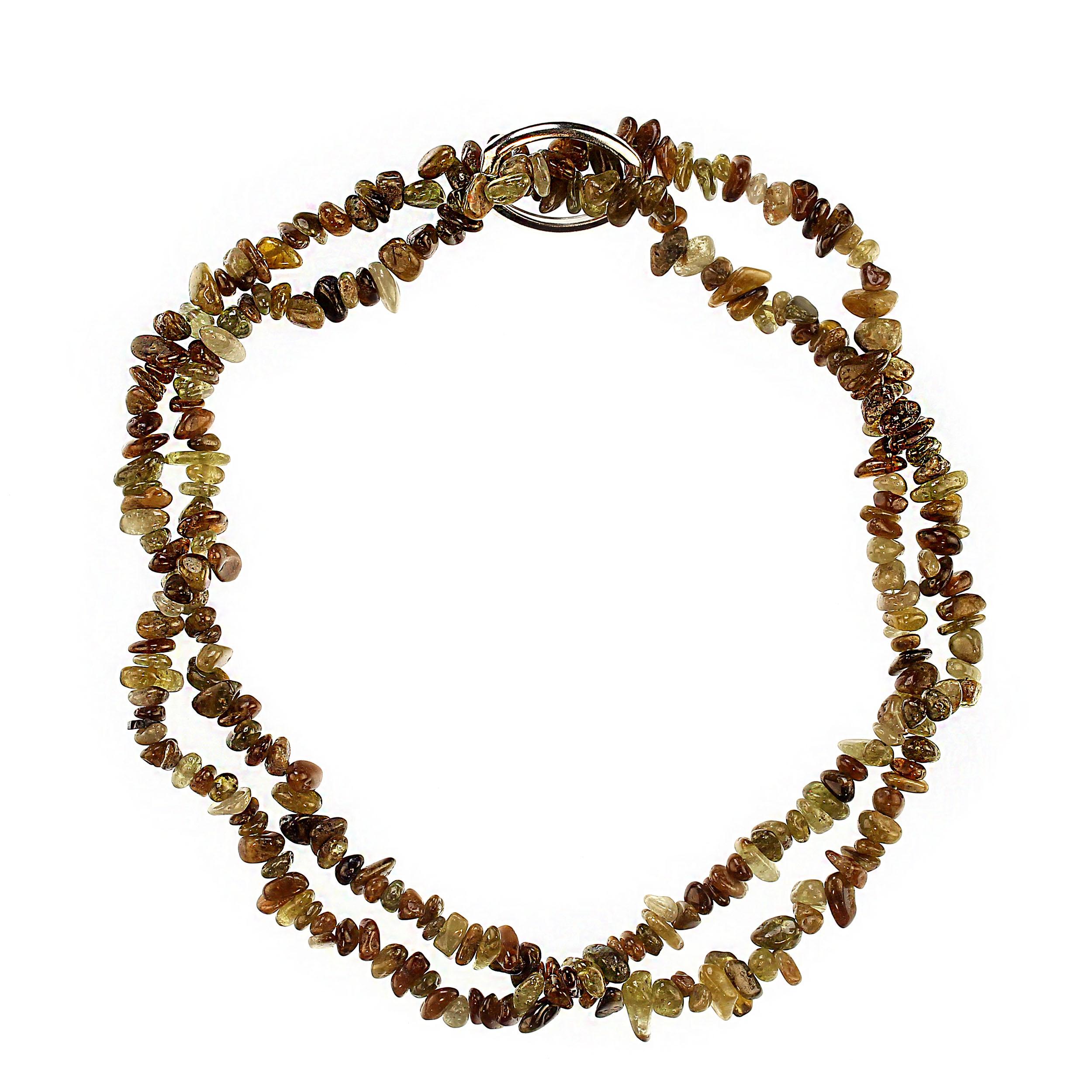 Collana infinita AJD di granati verdi lucidati a specchio in vendita 1