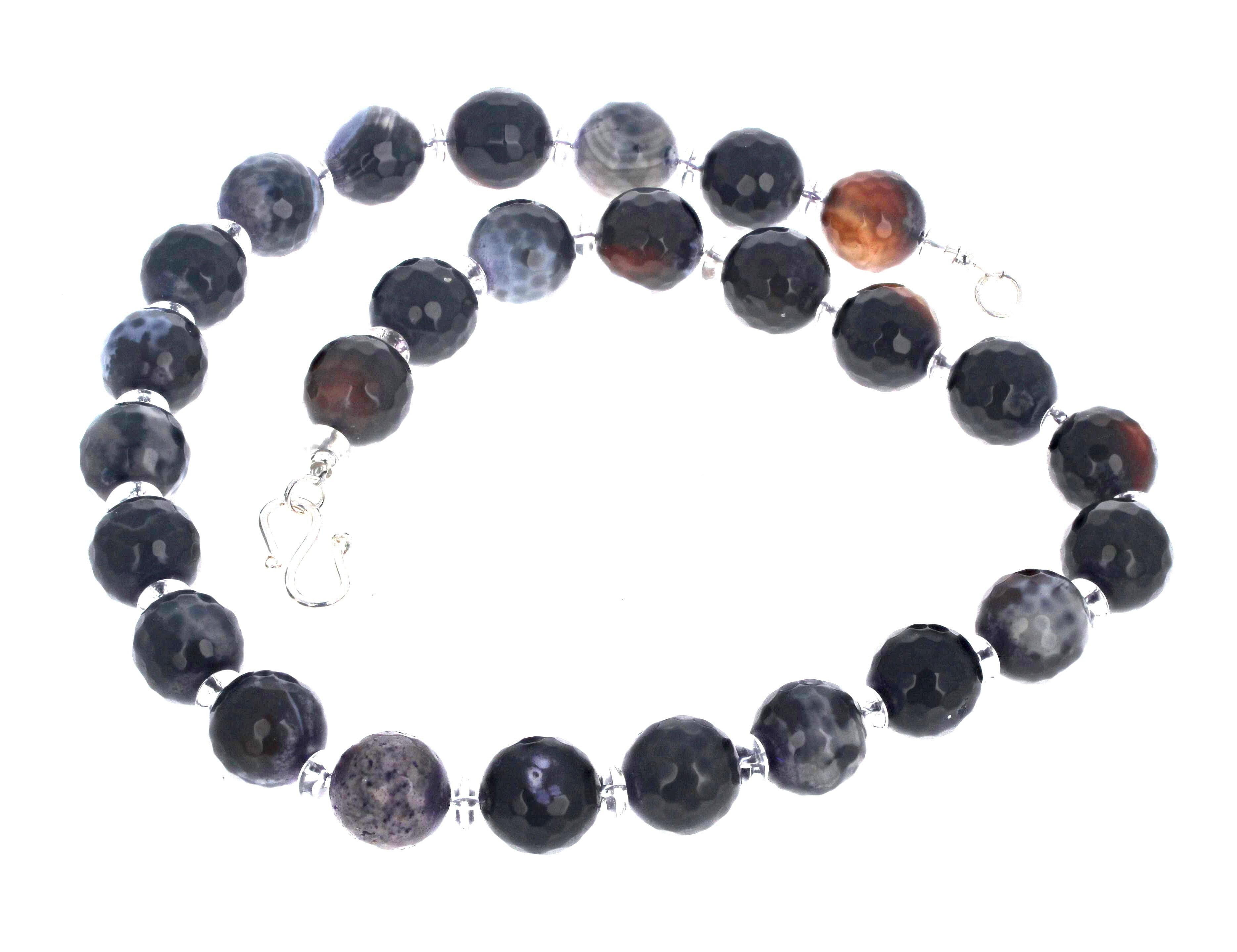 Ces Agates de feu naturelles arrondies à multiples facettes sont mises en valeur par les petites pierres précieuses en quartz blanc naturel.  Les agates mesurent environ 13 et 14 mm.  Les quartz blancs mesurent environ 8 mm.  Il se présente de