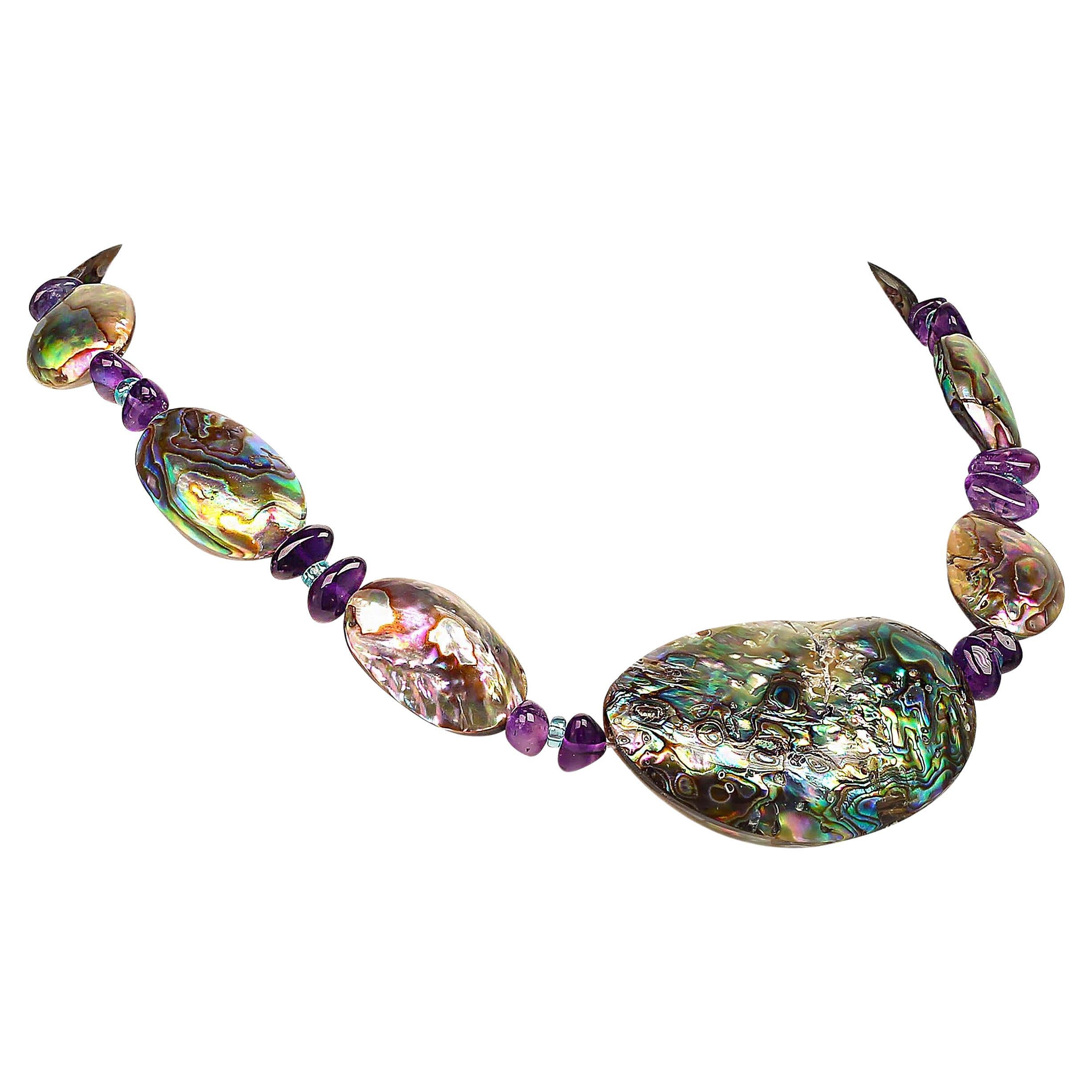 Halskette aus Paua-Muschel, auch bekannt als Abalone, mit Akzenten aus lilafarbenem Amethyst und facettiertem blaugrünem Apatit. Die Paua-Muschel ist mehrfarbig, darunter blau, türkis, grün, rosa, grau, lila und schwarz. Die wunderschönen wirbelnden