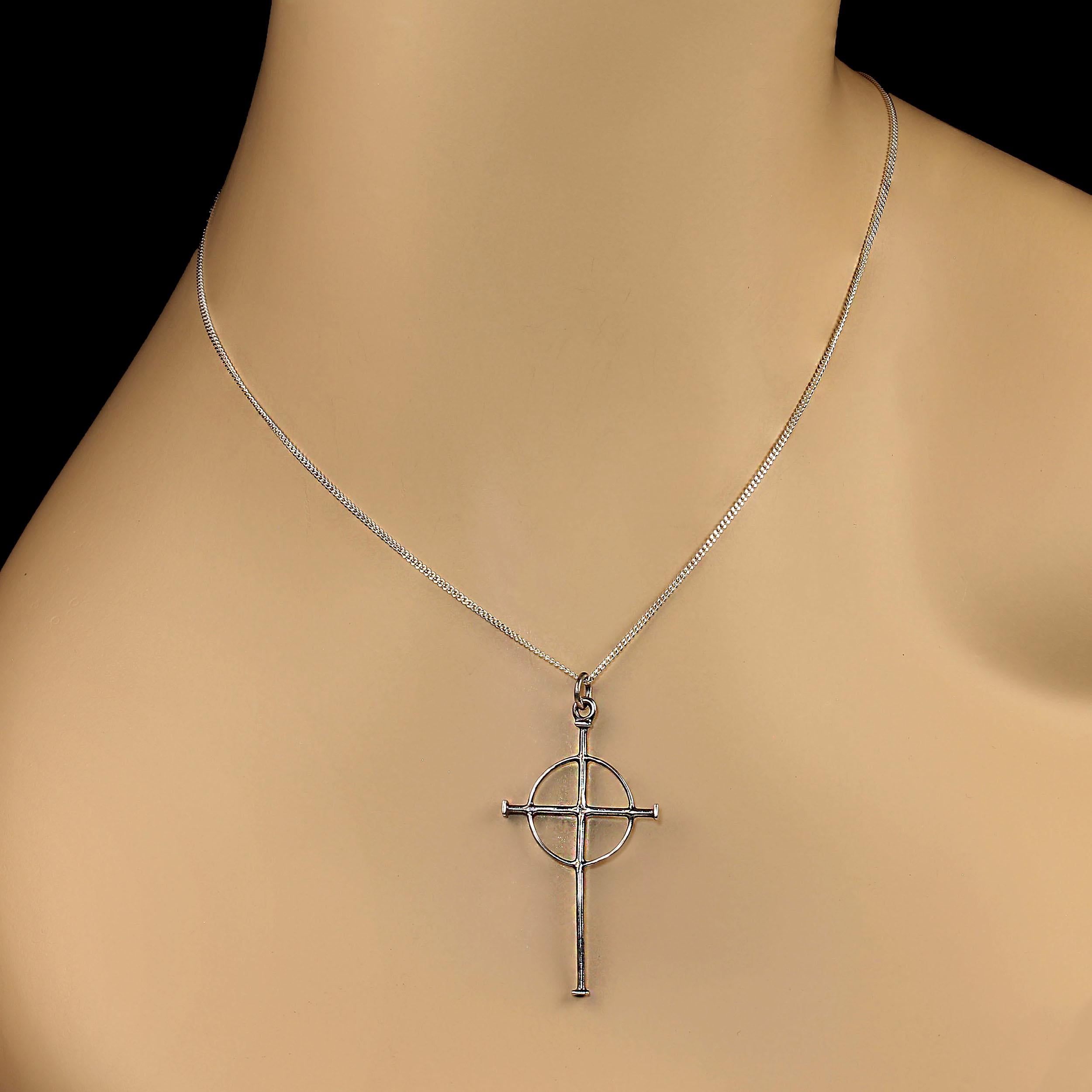 

Collana con croce celtica in argento 925 di James Avery - Catena da 18 pollici inclusa

Aggiungi un tocco di eleganza senza tempo alla tua collezione di gioielli con questa collana con croce celtica in argento sterling di James Avery. Realizzata