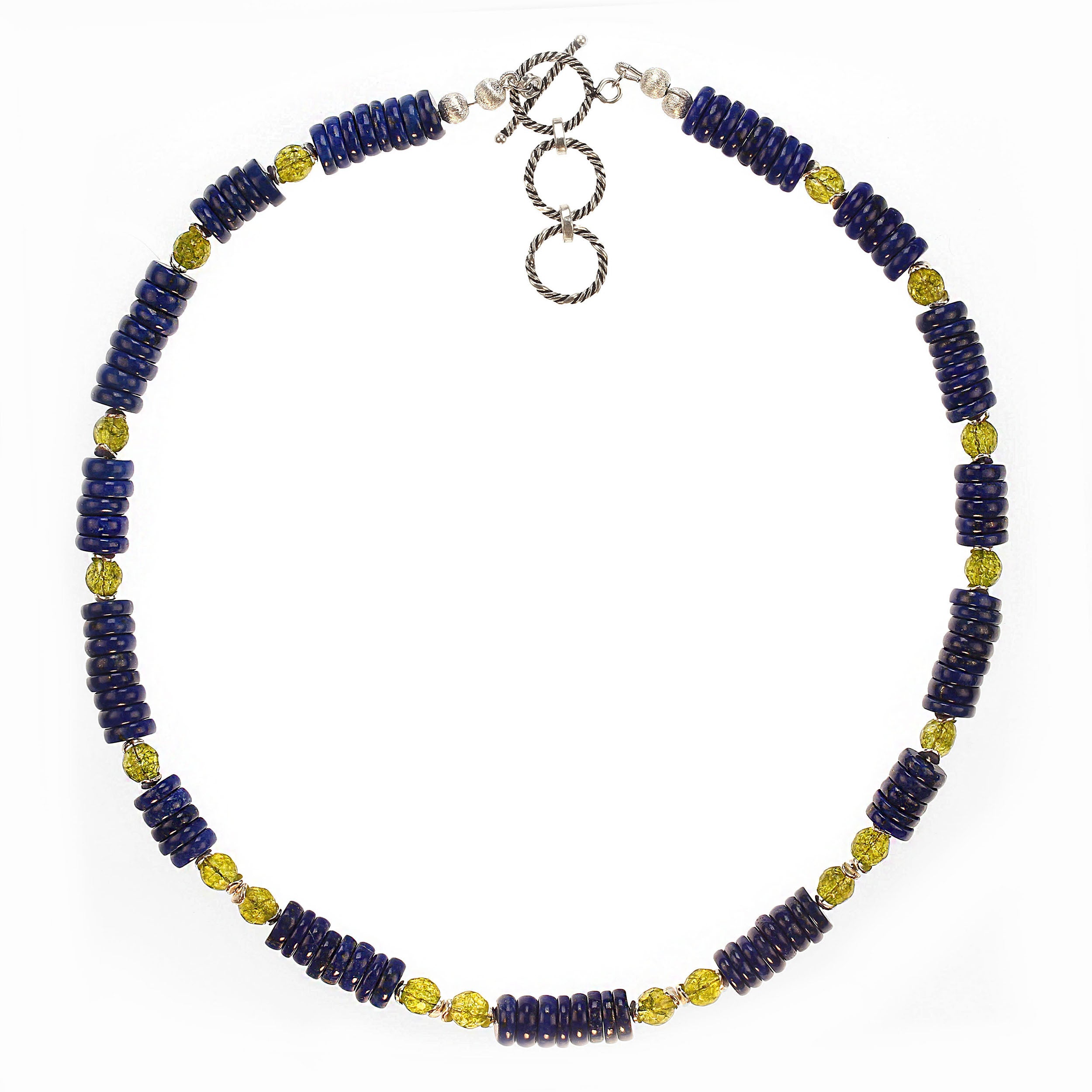 Bellezza senza tempo: Collana di Lapislazzuli e Peridoto
Il lapislazzuli, una gemma ricca di storia, è stato apprezzato per oltre 6.000 anni per le sue ricche sfumature blu celestiali. Dagli antichi faraoni d'Egitto agli artisti del Rinascimento che