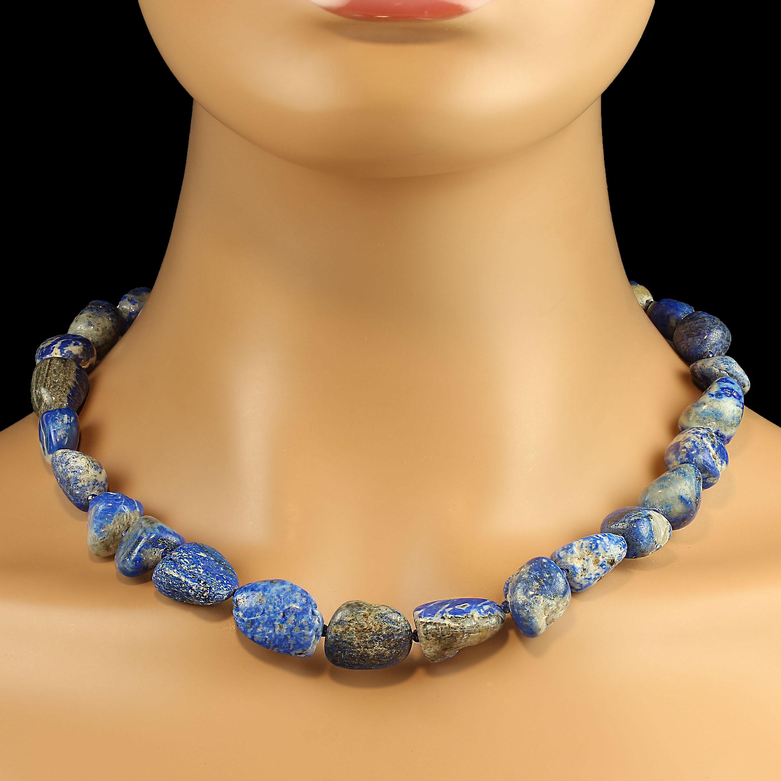 L'accattivante collana di Lapislazzuli: un pezzo senza tempo

Questa collana di 20 pollici presenta pepite di lapislazzuli mozzafiato incastonate in una matrice naturale, che emana eleganza e raffinatezza. Ogni pepita è altamente lucidata per