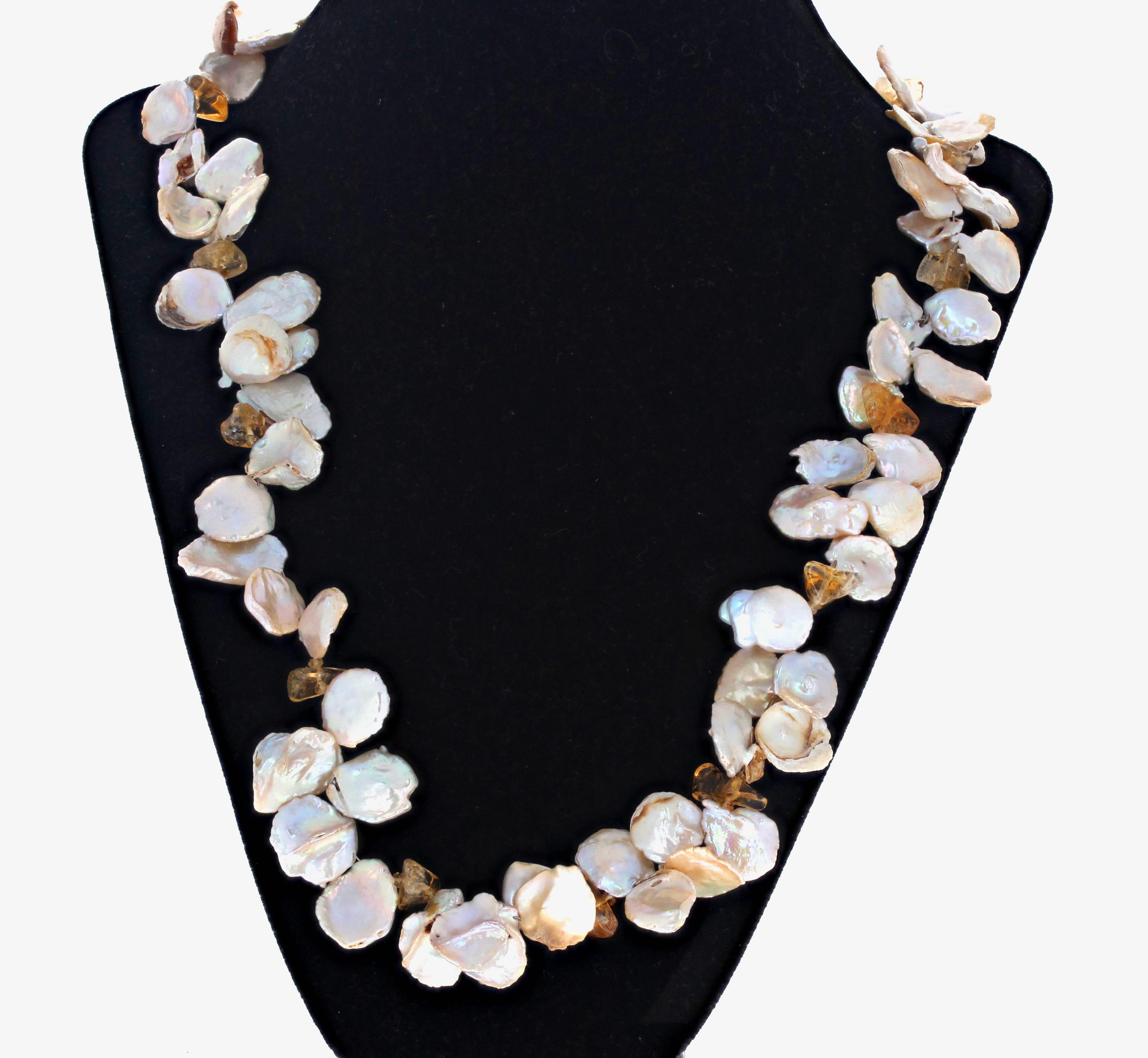 Estas preciosas conchas de Perla auténtica de color blanquecino y piedras preciosas de Citrino auténtico natural se realzan mutuamente en este collar de 22 pulgadas de largo. Las Peals miden aproximadamente 13 mm.  Los citrinos son de distintos