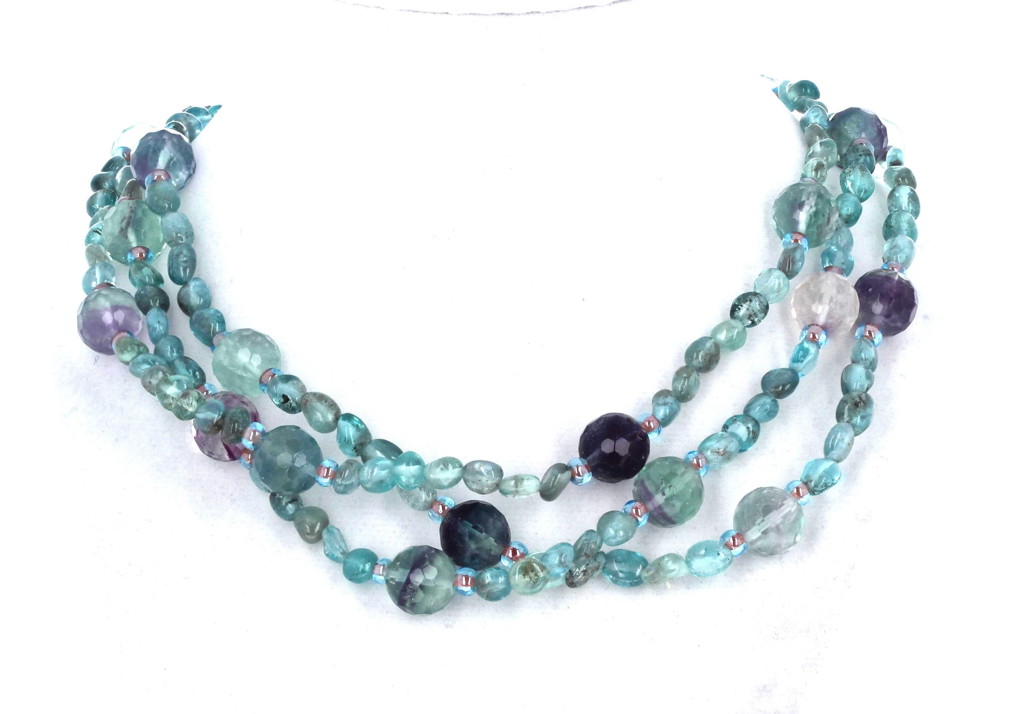 Ce magnifique triple cordon de Fluorites naturelles (environ 12mm) est rehaussé par de petites Apatites naturelles hautement polies.  Les Fluorites sont toutes de couleurs naturelles différentes.  Ce collier à trois brins est d'une longueur de 19