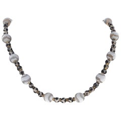 AJD Bella collana di agata tibetana naturale a strisce ondulate bianche e marroni da 16,5".