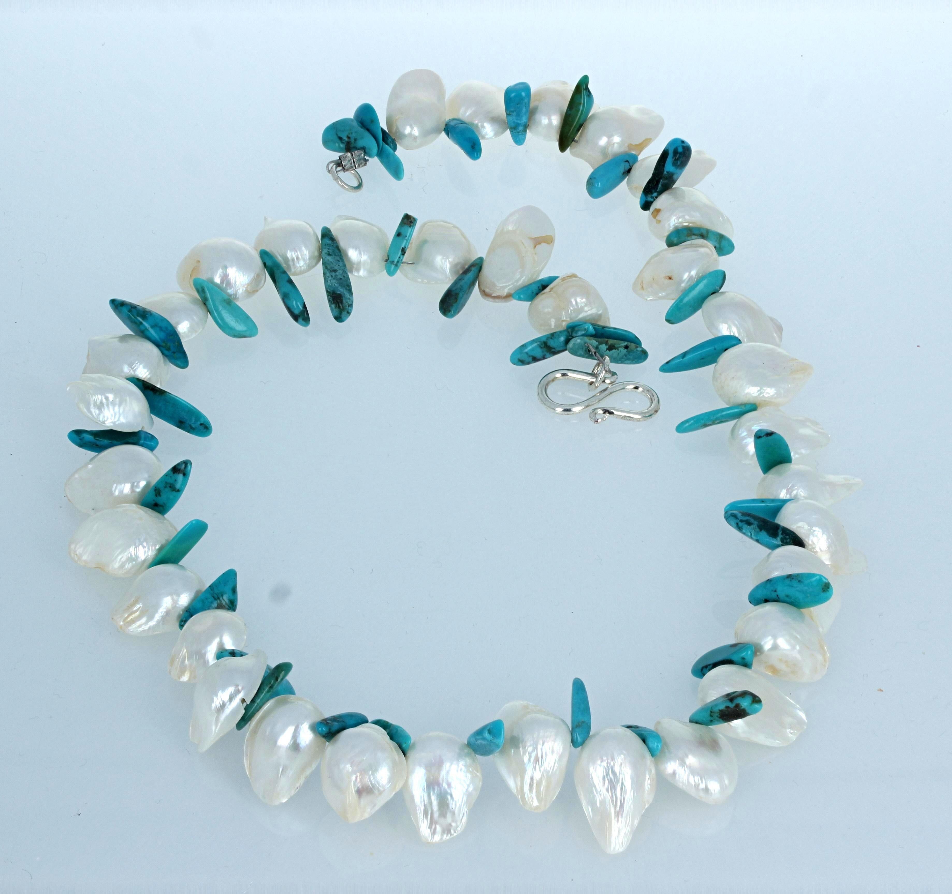 Ce collier de perles blanches d'eau douce est rehaussé d'une turquoise naturelle.  Les perles mesurent environ 11 mm de large et 15 mm de long.  Les turquoises sont hautement polies et ne vous piquent pas.  Ils se balancent joyeusement grâce au