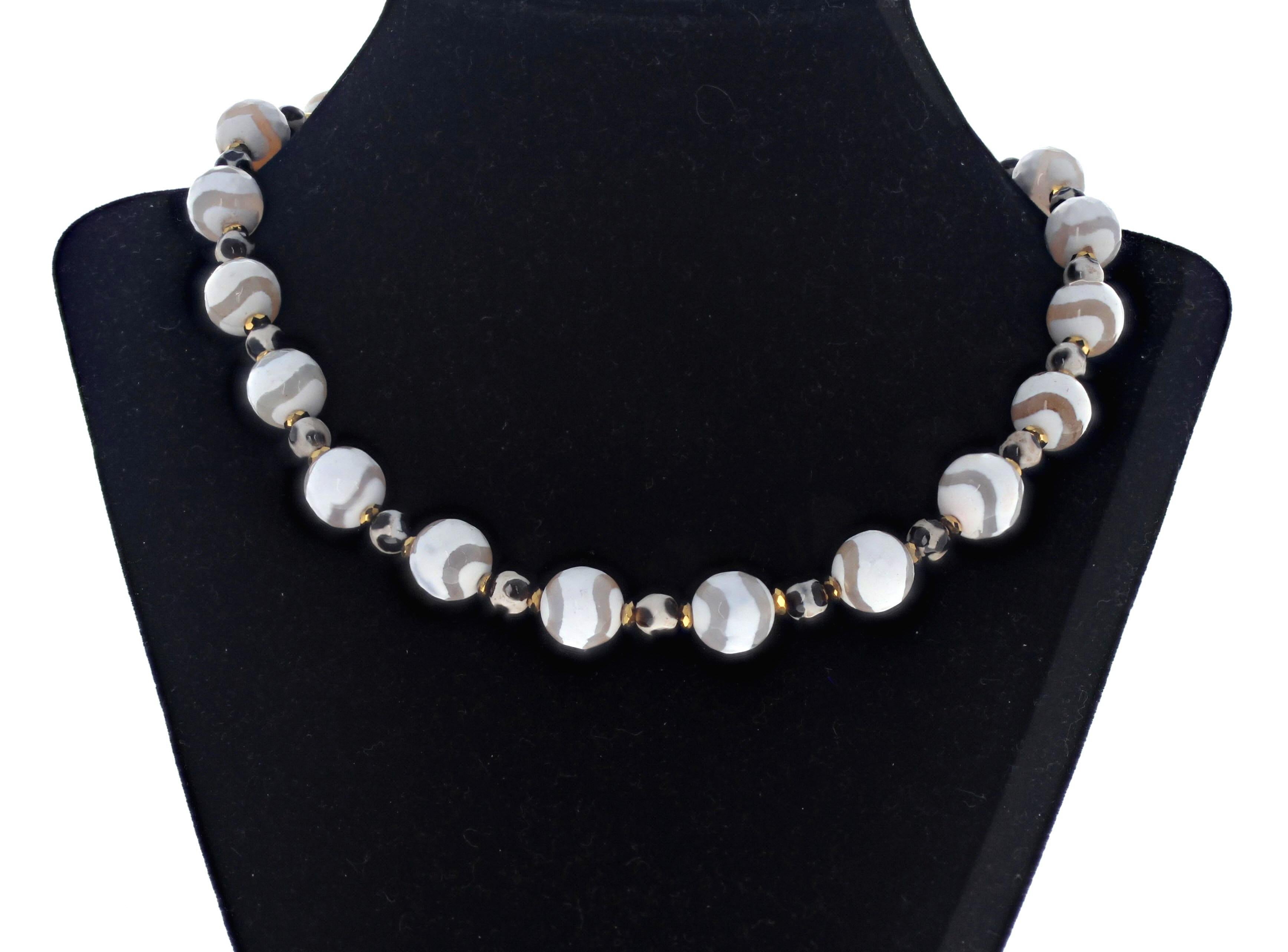 Questa collana è lunga 18 pollici e mezzo.  Si tratta di una bellissima Agata tibetana naturale artistica bianca a strisce ondulate da 14 mm, arricchita da piccole Agate naturali rotonde a strisce ondulate da 6 mm. La chiusura è un gancio d'argento