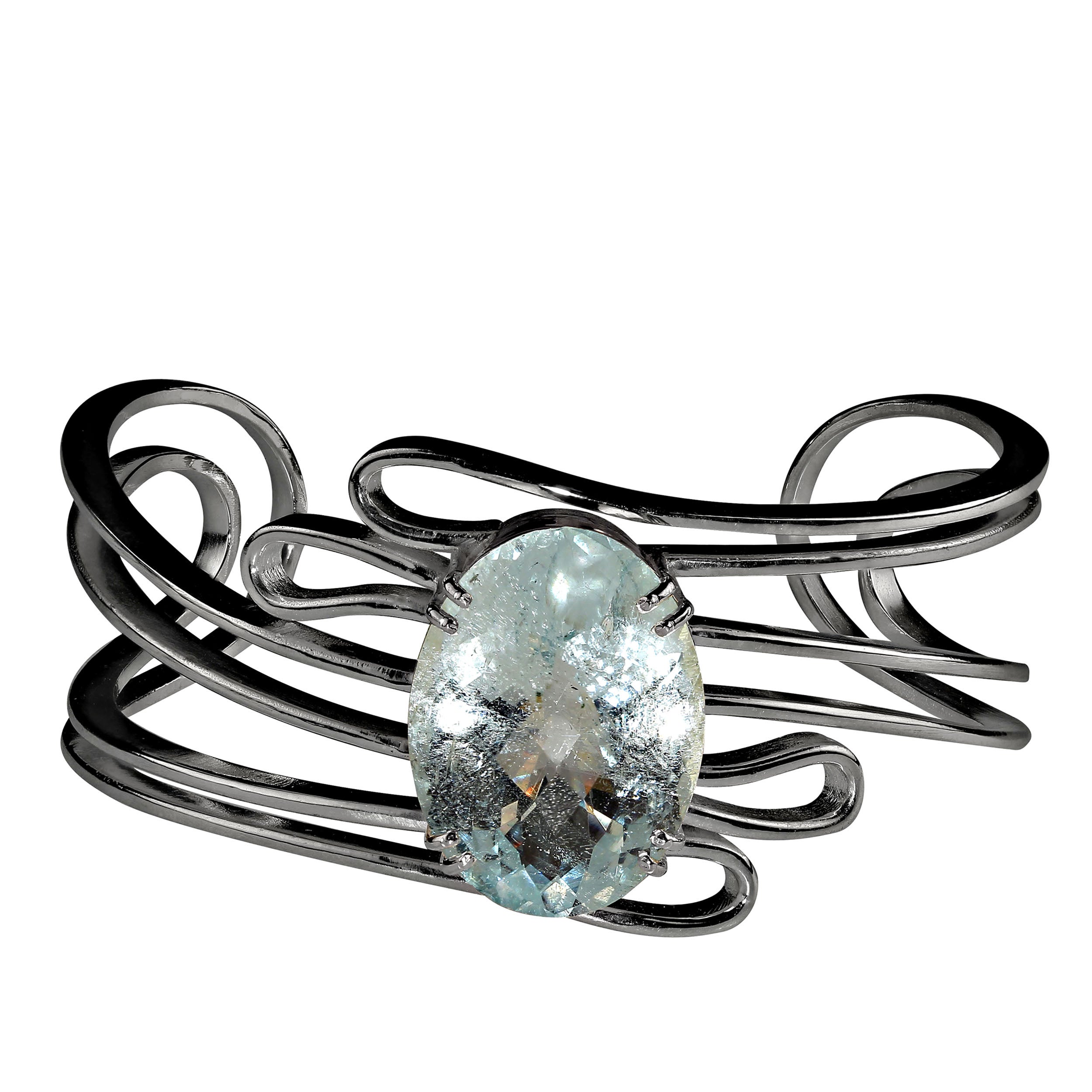 Bracelet manchette enchanteur en aigue-marine de 25 carats
Découvrez la beauté exquise de ce magnifique bracelet manchette, orné en son centre d'une superbe aigue-marine ovale de 25 carats. L'aigue-marine présente une coupe en damier captivante,