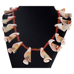 Magnifique collier de grandes coquilles de spinelle naturelles et de pierres précieuses de cornaline naturelles AJD