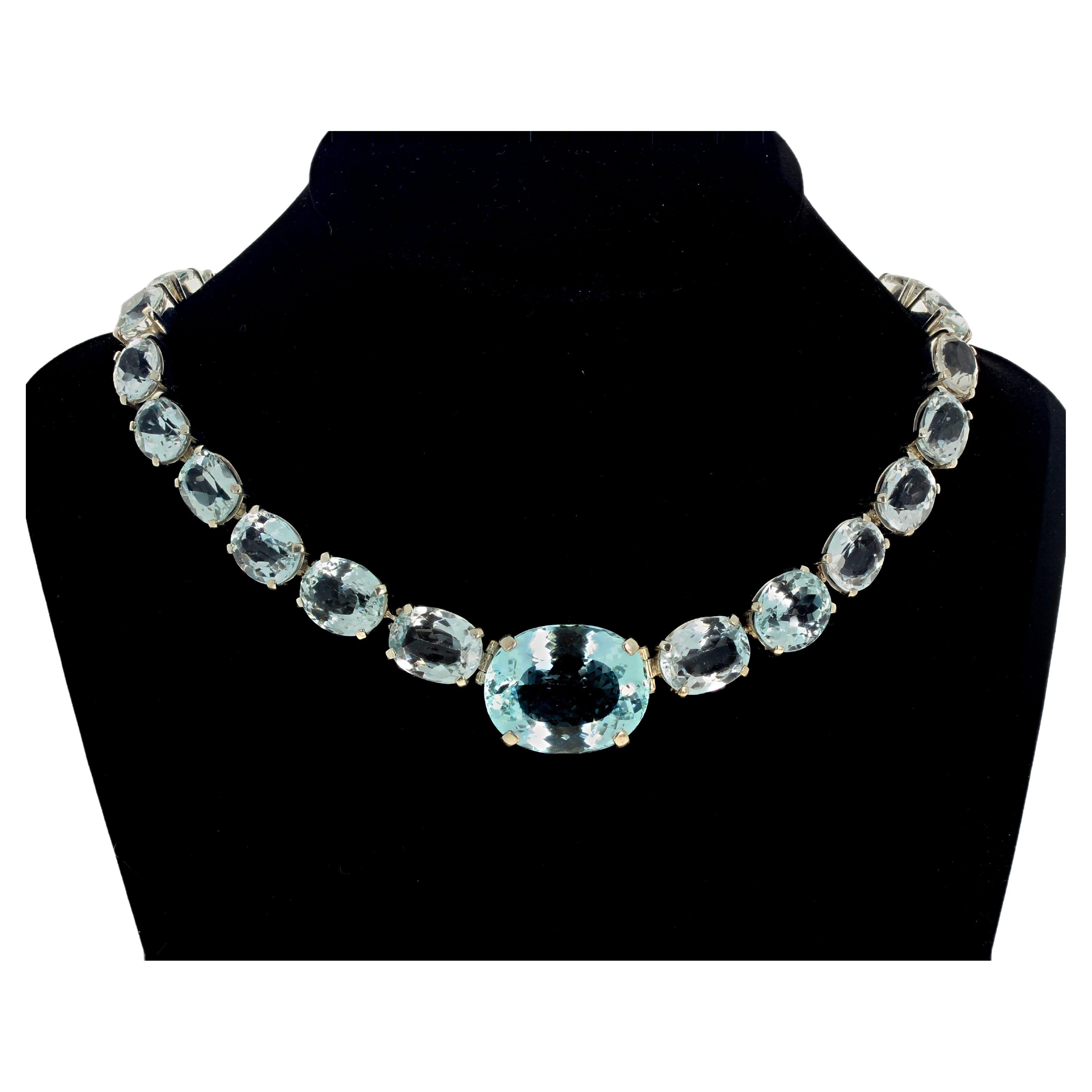 Diese herrlichen riesigen natürlichen Aquamarine haben KEINE für das Auge sichtbaren Einschlüsse.  Der größte mittlere Stein ist 24 x 18 mm groß (27 Karat) und die seitlichen Steine variieren von 7,6 Karat (14 x 11 mm) bis hinunter zu 2,86 Karat (10