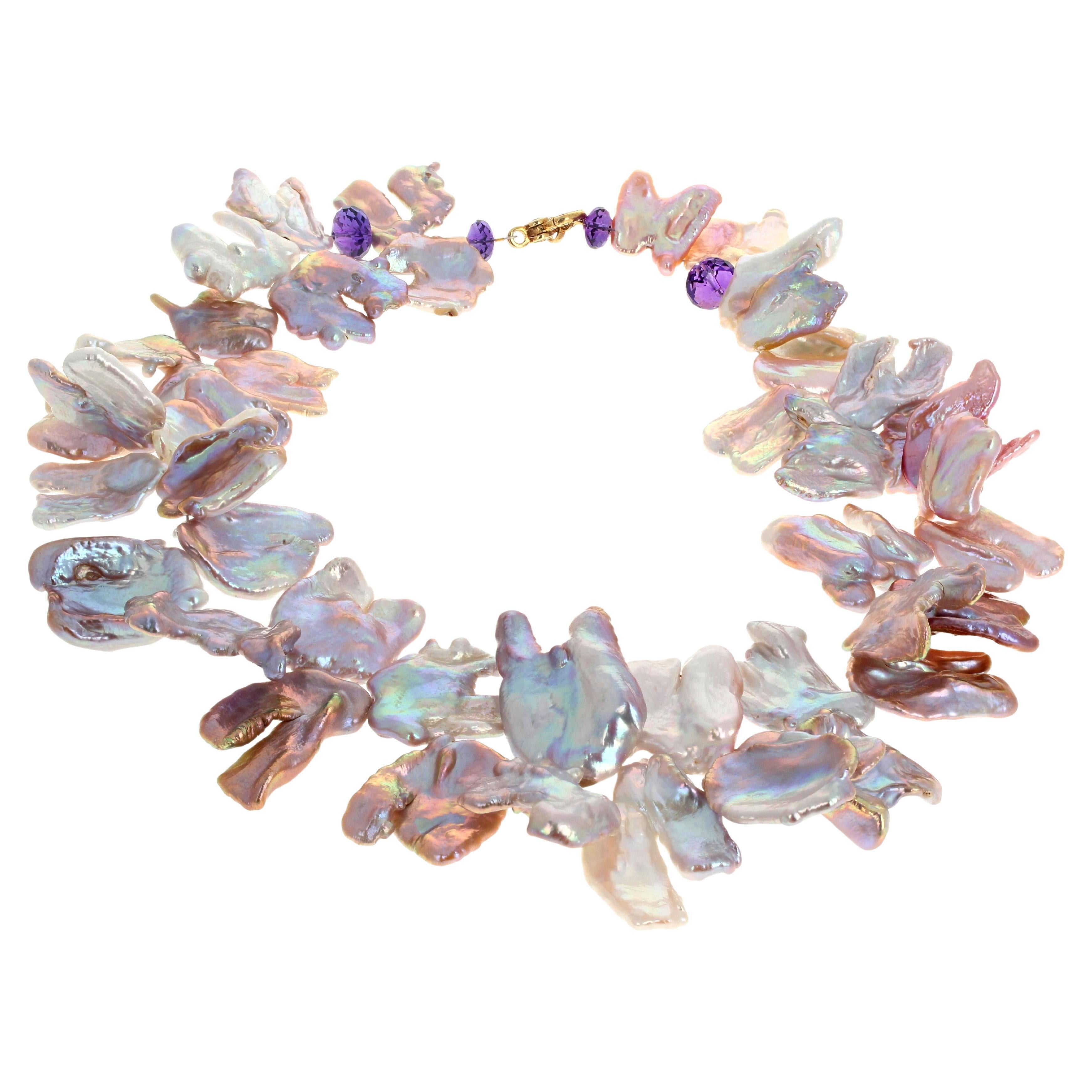 Riesige Flipfloppy-Perlen mit glitzernden, natürlichen Austernschalen bilden diese herrliche, 18 1/2 Zoll lange Halskette.  Die brillanten, glitzernden Farben spiegeln sich ineinander.  Die größten sind ca. 26 1/2mm x 22mm und die violetten