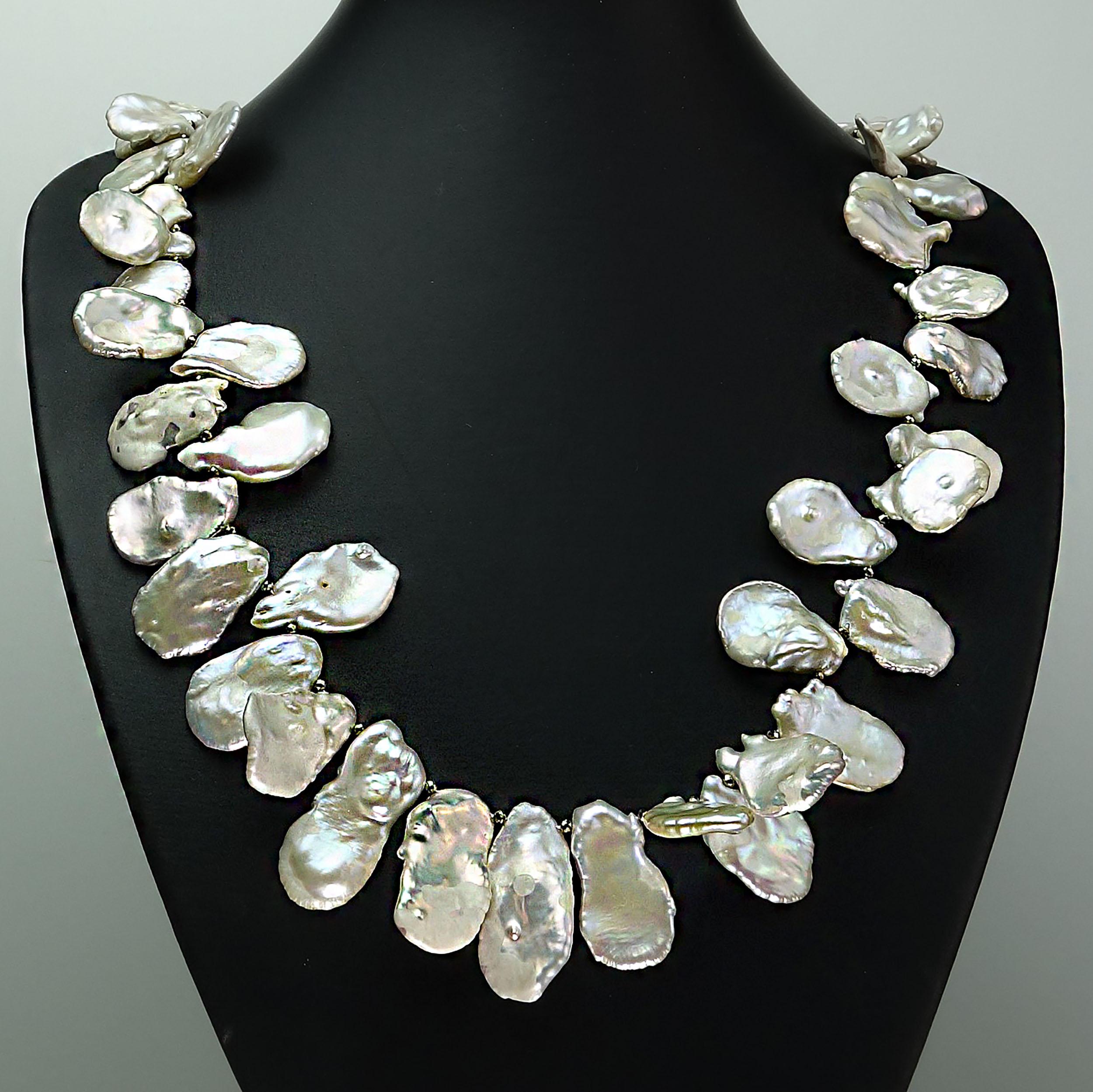 Artisan AJD Matinee Long collier de perles Keshi blanches et iridescentes, pierre de naissance de juin