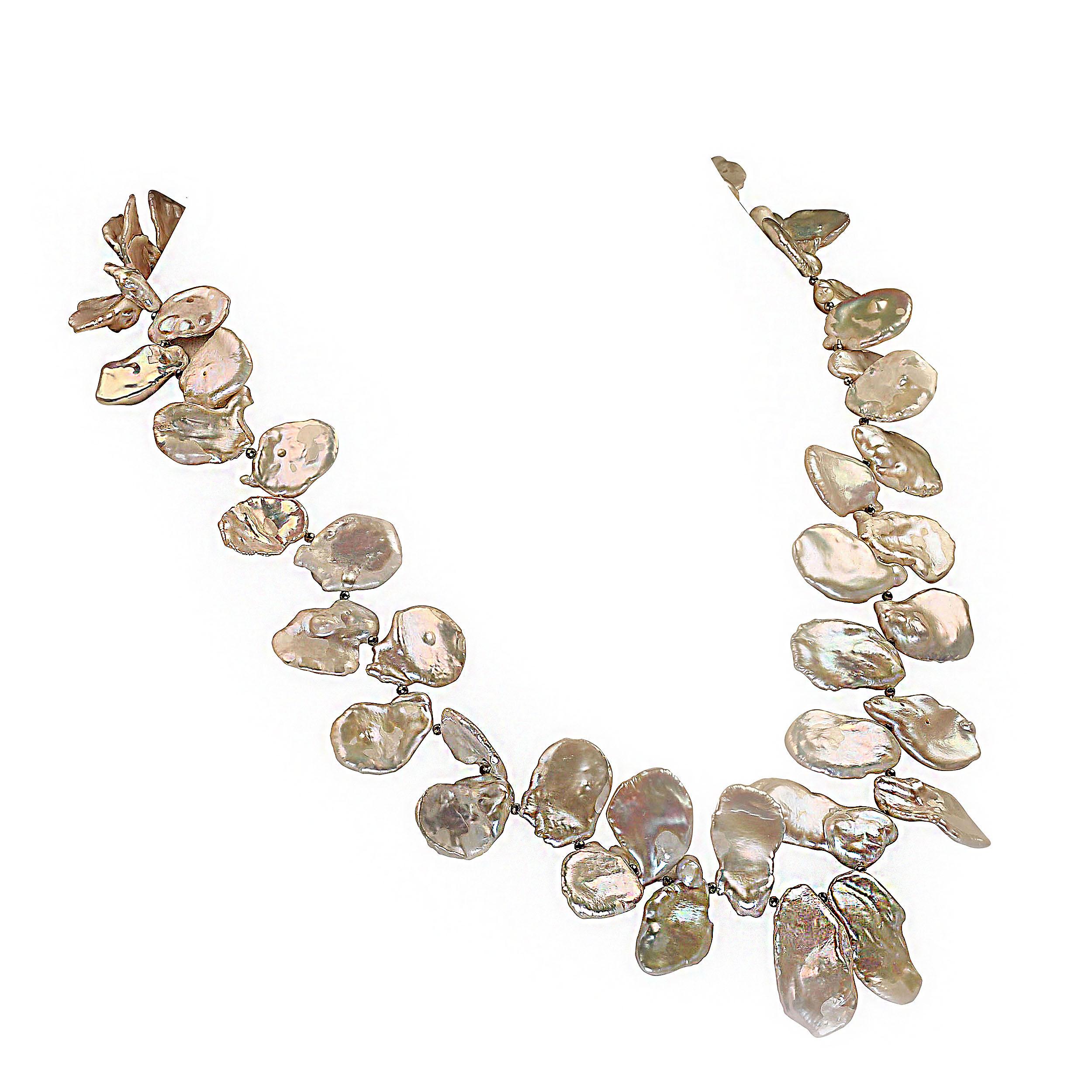 AJD Matinee Long collier de perles Keshi blanches et iridescentes, pierre de naissance de juin