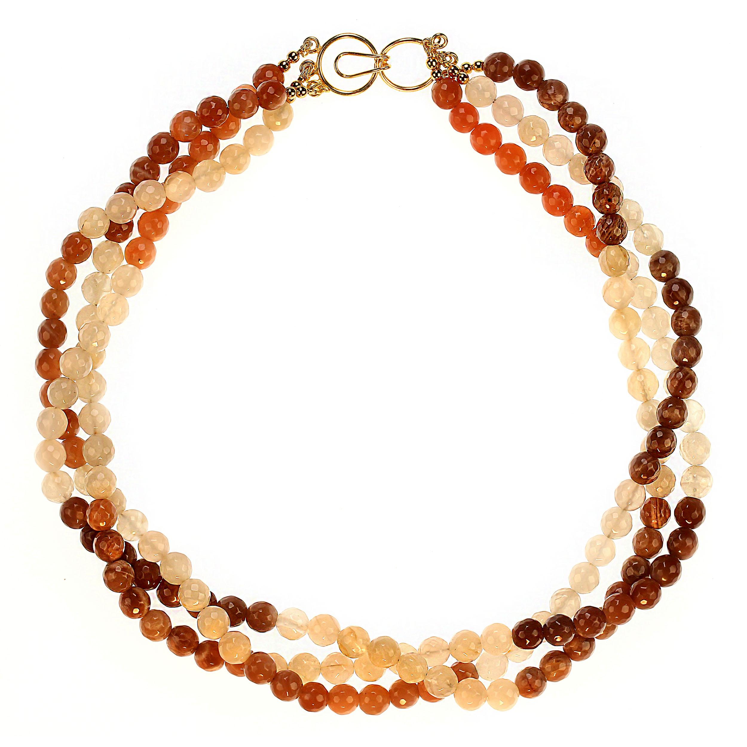 Collana a tre fili di pietra di luna da 19 pollici - Crema, marrone cioccolato e marrone dorato 
Il colore dell'anno Pantone 'Mousse Mocha'  
Aggiungi un tocco di eleganza alla tua collezione con questa splendida collana a tre fili da 19 pollici con