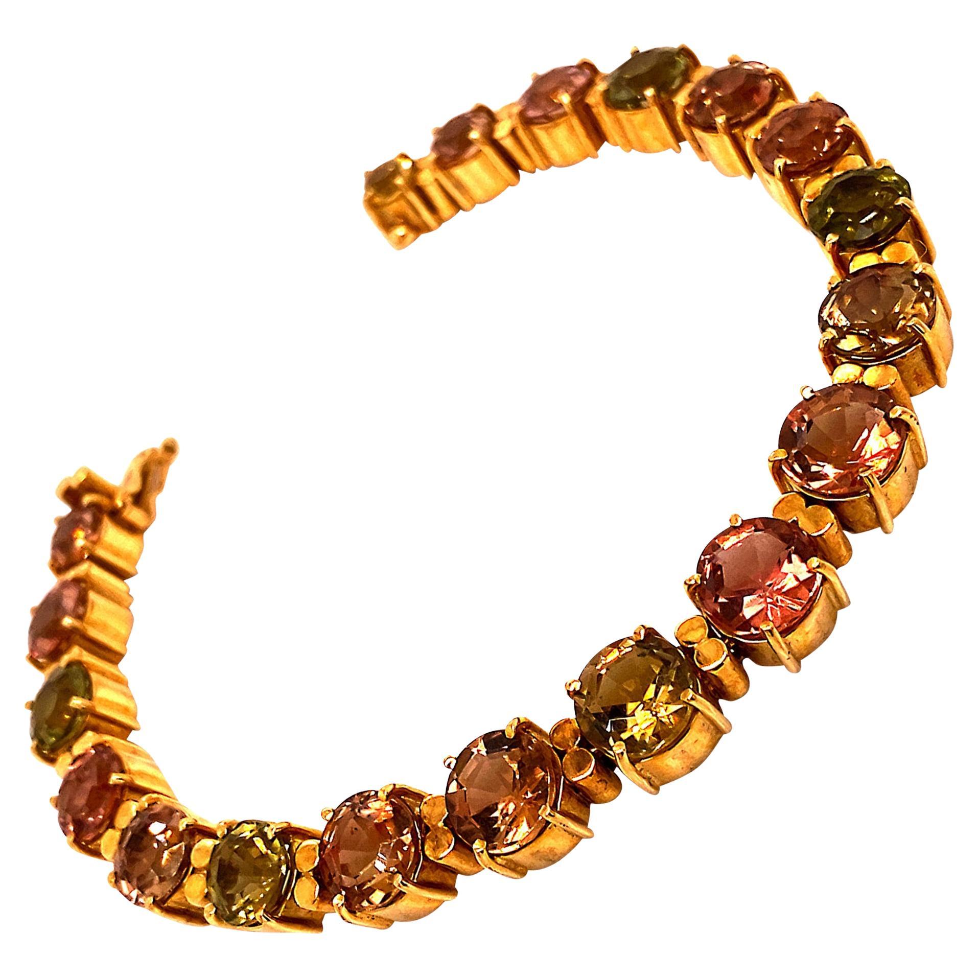 

Squisito bracciale unico con tormalina in oro giallo 18 carati
Scopri la bellezza del nostro bracciale Unique Tourmaline, un pezzo straordinario che mostra un'ipnotica collezione di sfumature morbide, tra cui rosa, pesca, verde e oro. Realizzato a