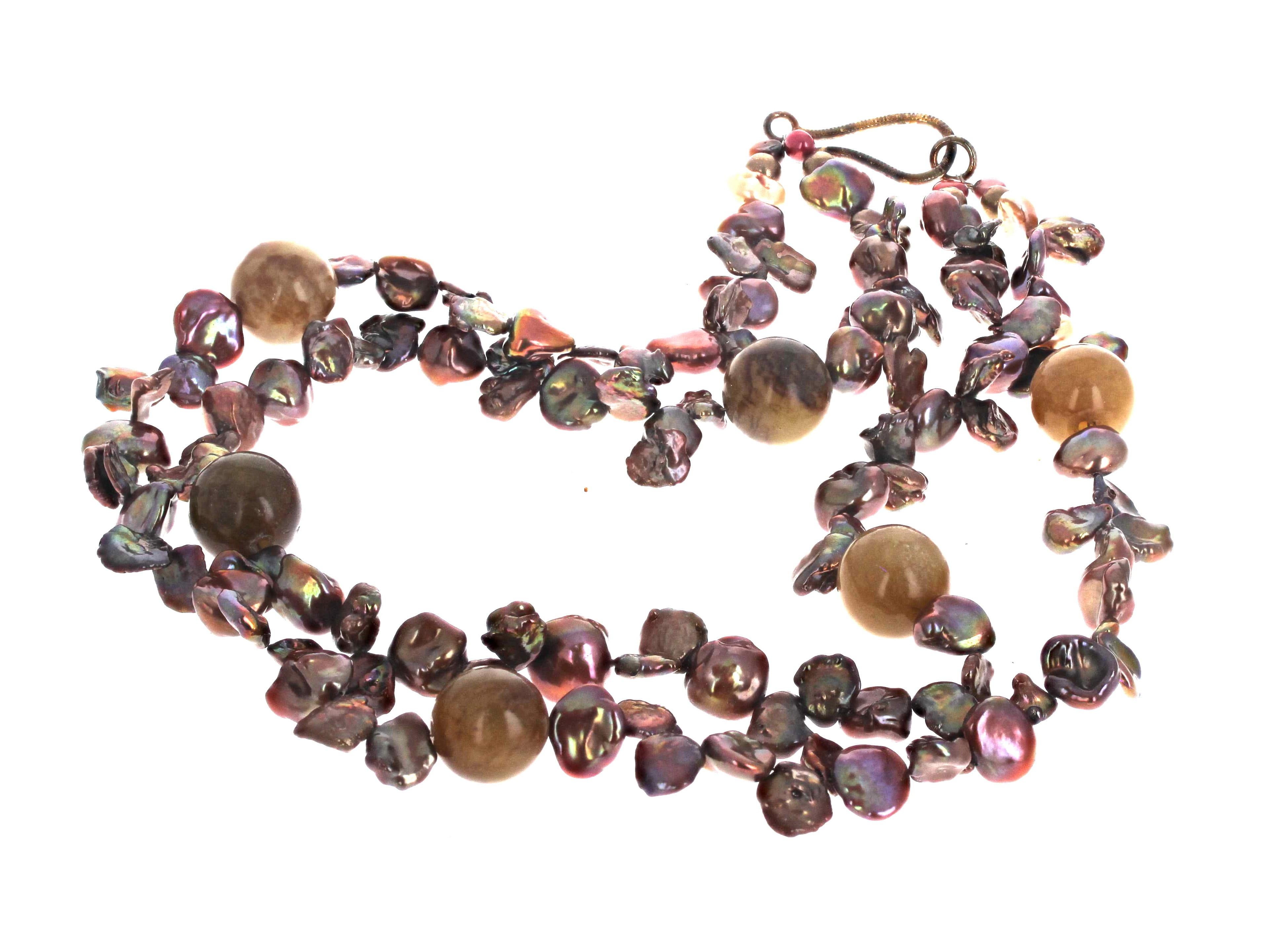 Le conchiglie di perle vere multicolori sono decorate con grandi Opali rotondi altamente lucidati di colore marrone e marrone verdastro da 16 pollici. Questa collana a doppio filo è lunga 20 pollici.  La chiusura è un gancio placcato oro facile da