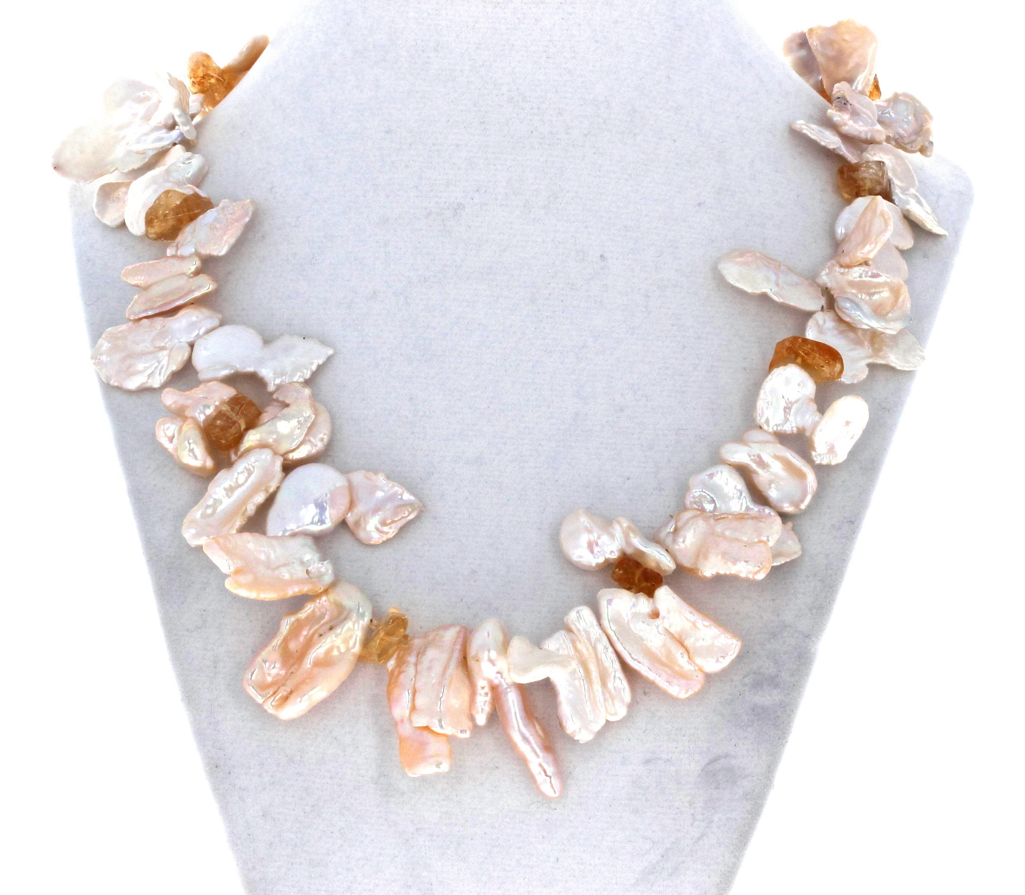 Queste bellissime conchiglie di perle bianche naturali sono impreziosite da veri e propri pezzi naturali di gemme Citrine scintillanti. Le conchiglie di perle più grandi misurano circa 29 mm e i Brillianti dorati e scintillanti misurano 11 e 12 mm.