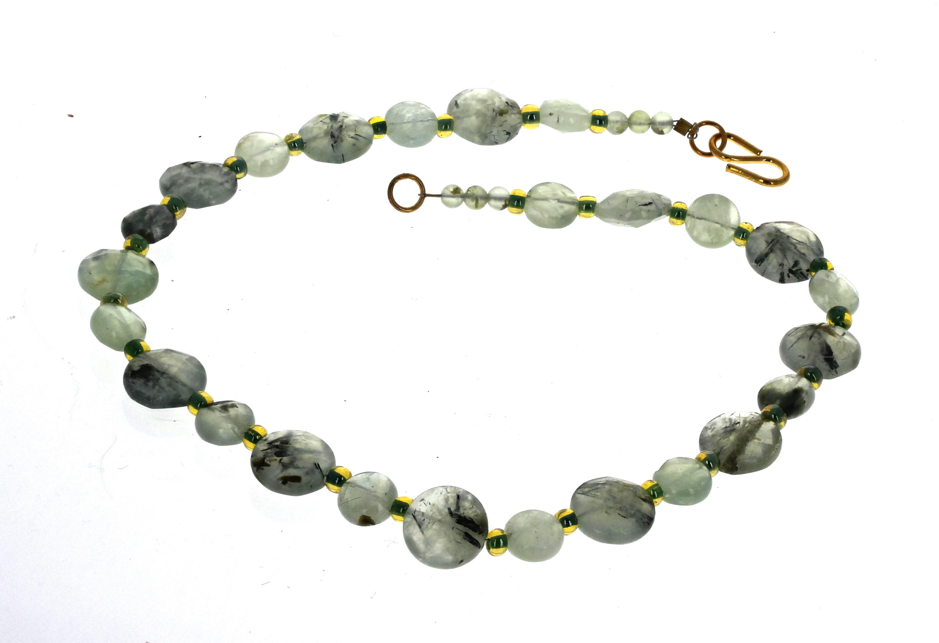 Le più grandi di queste Prehnite naturali, altamente lucidate e di colore verde chiaro, sono tutte di circa 14 mm.  I piccoli distanziatori brillano di un verde brillante.  La chiusura è un gancio placcato oro facile da usare su questa collana lunga