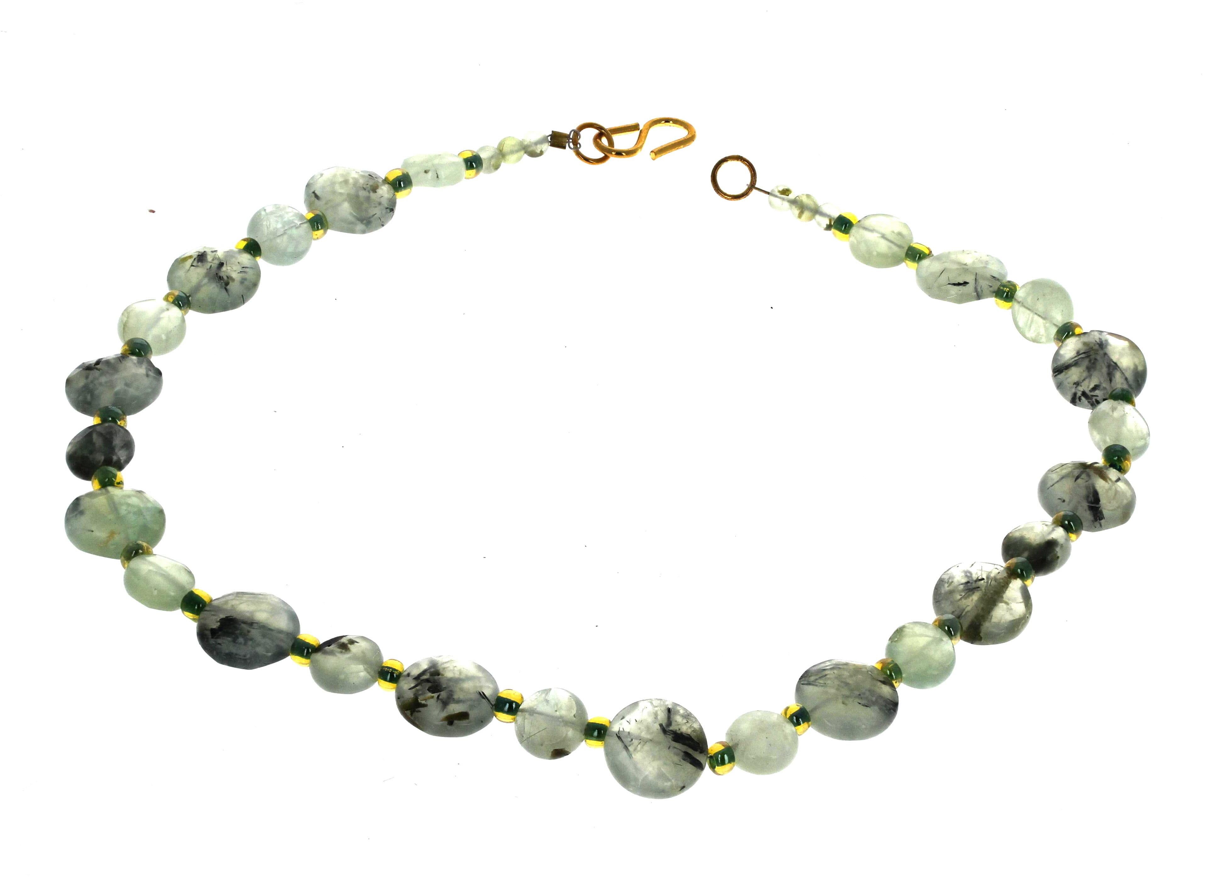 Taglio misto AJD Collana di prehnite verde naturale con distanziatori verdi scintillanti da 17
