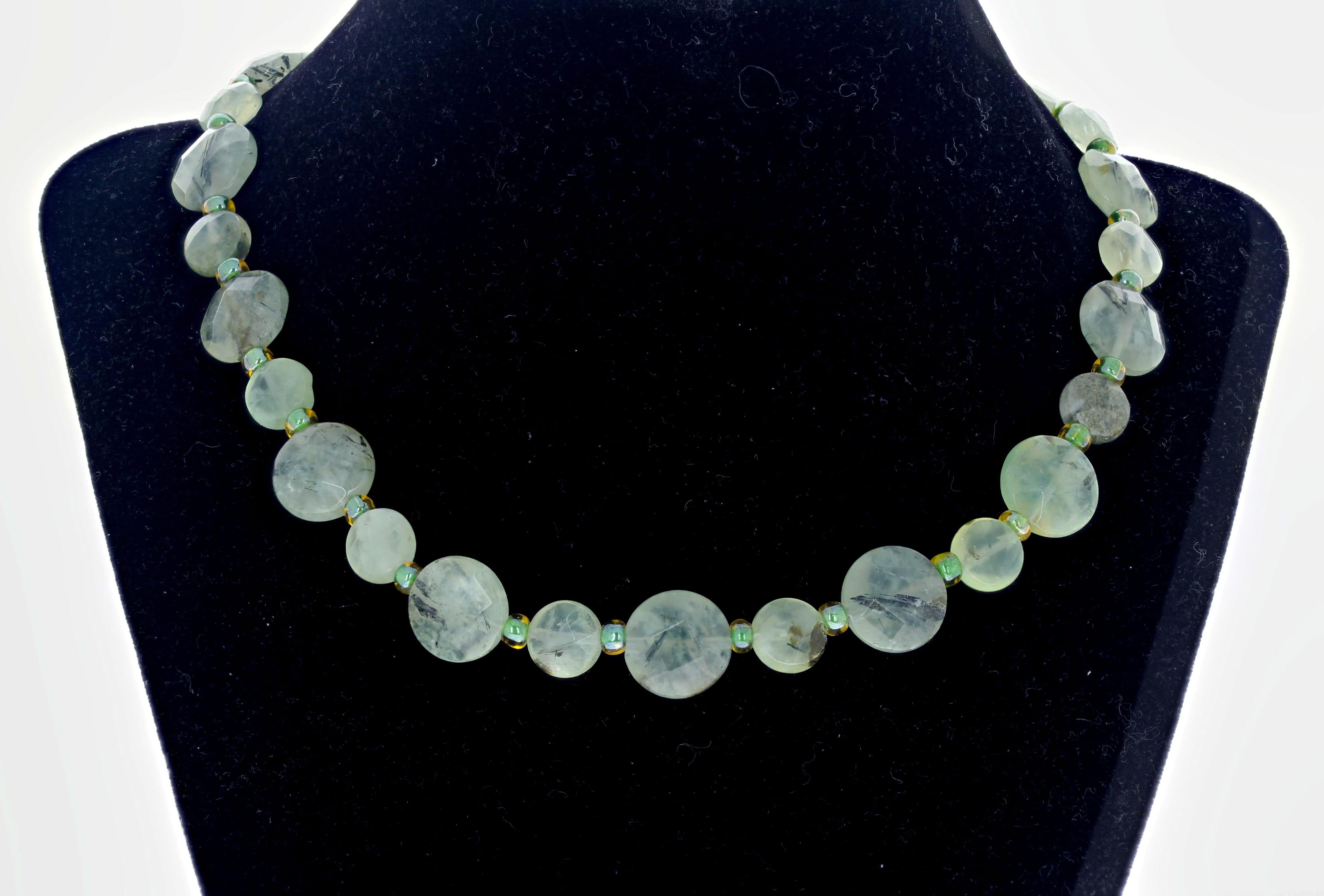 AJD Collana di prehnite verde naturale con distanziatori verdi scintillanti da 17