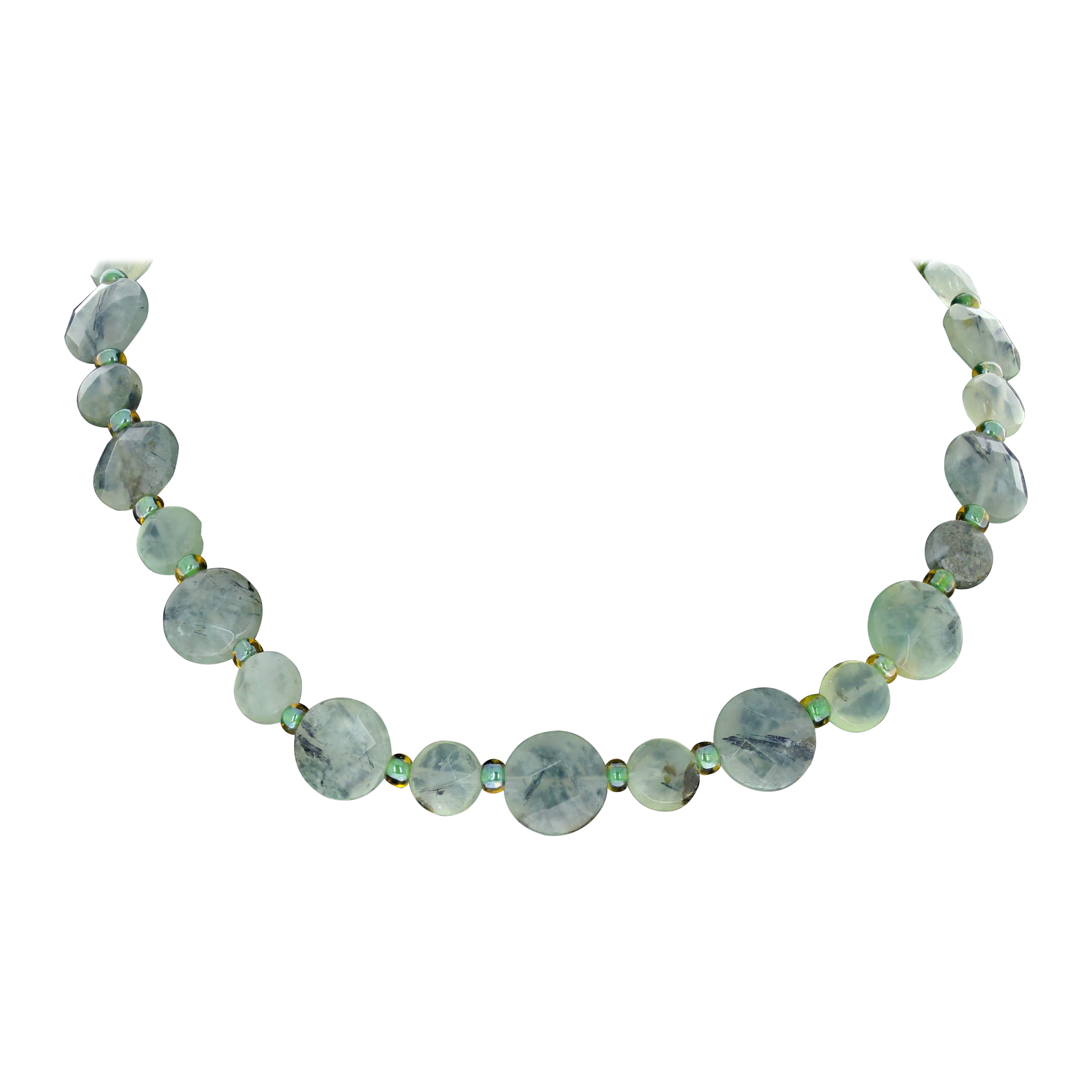 AJD Collana di prehnite verde naturale con distanziatori verdi scintillanti da 17".