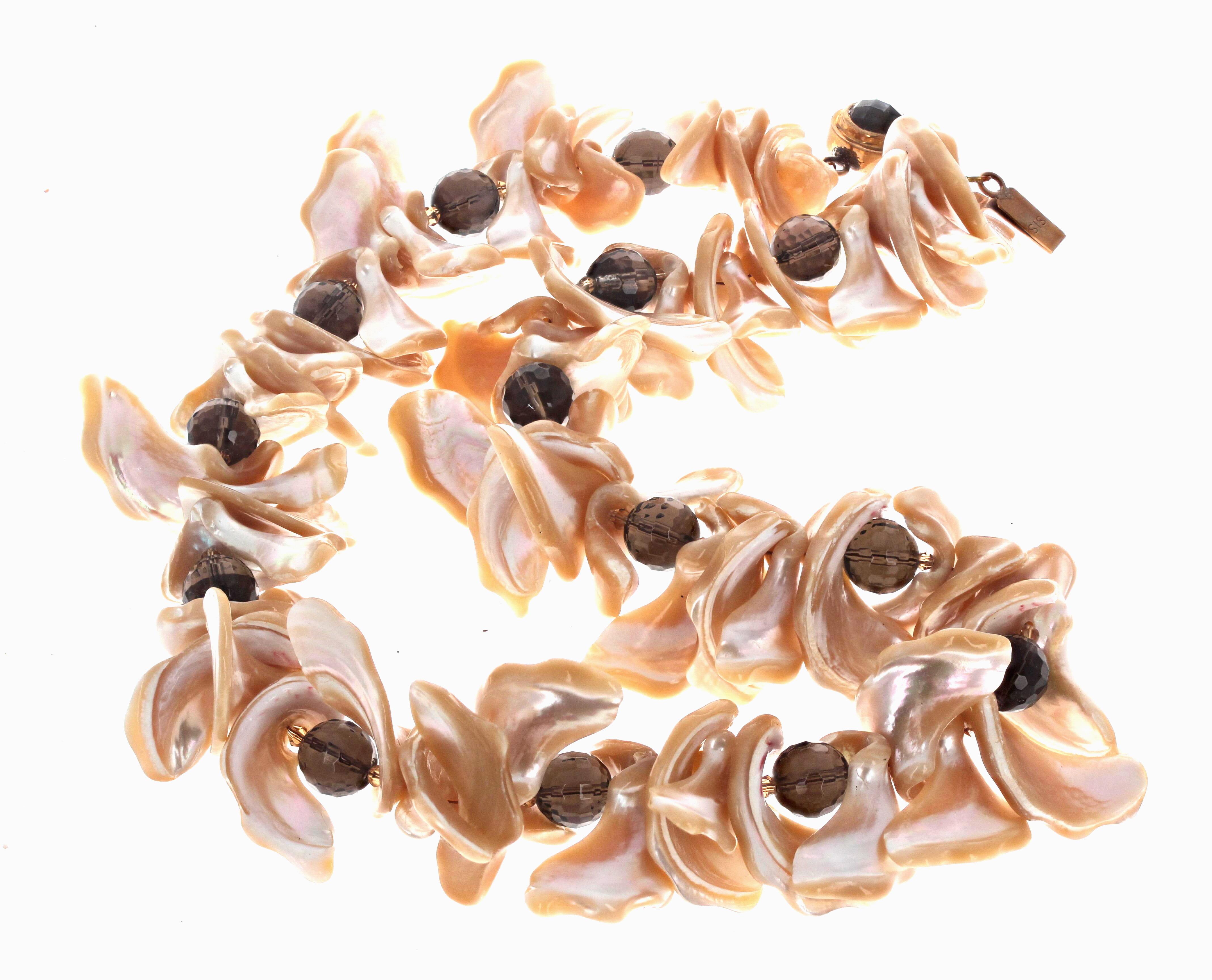 Questa affascinante collana di grandi dimensioni con conchiglie di perle e quarzo fumé è lunga 19 pollici.  Il più grande  Le conchiglie di perle infradito misurano circa 27 mm,  Il Quarzo Fumé naturale, bello e scintillante, ha un taglio rotondo di