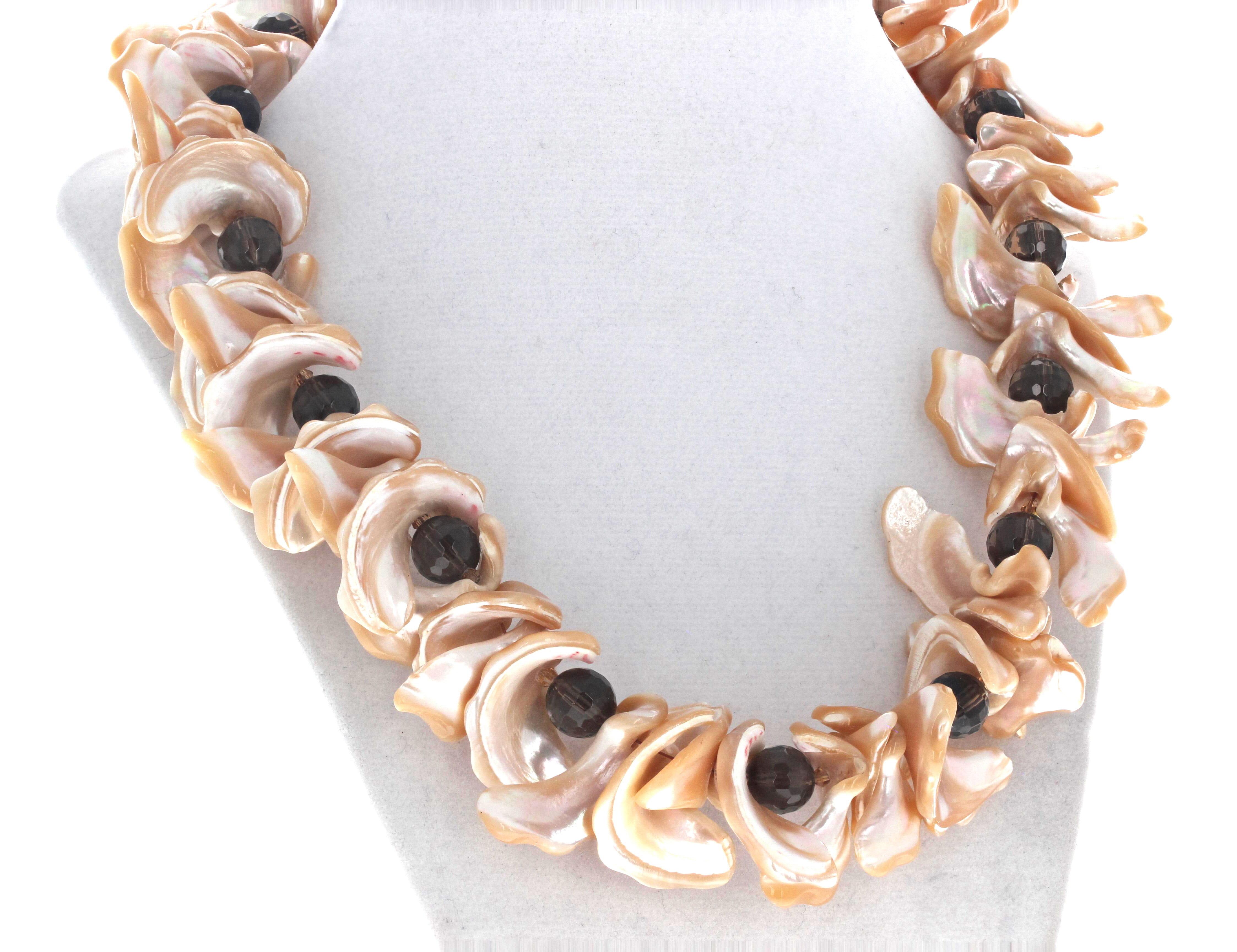 Taglio misto Collana AJD con conchiglie di perle naturali impreziosite da quarzo fumé naturale tagliato a gemma in vendita
