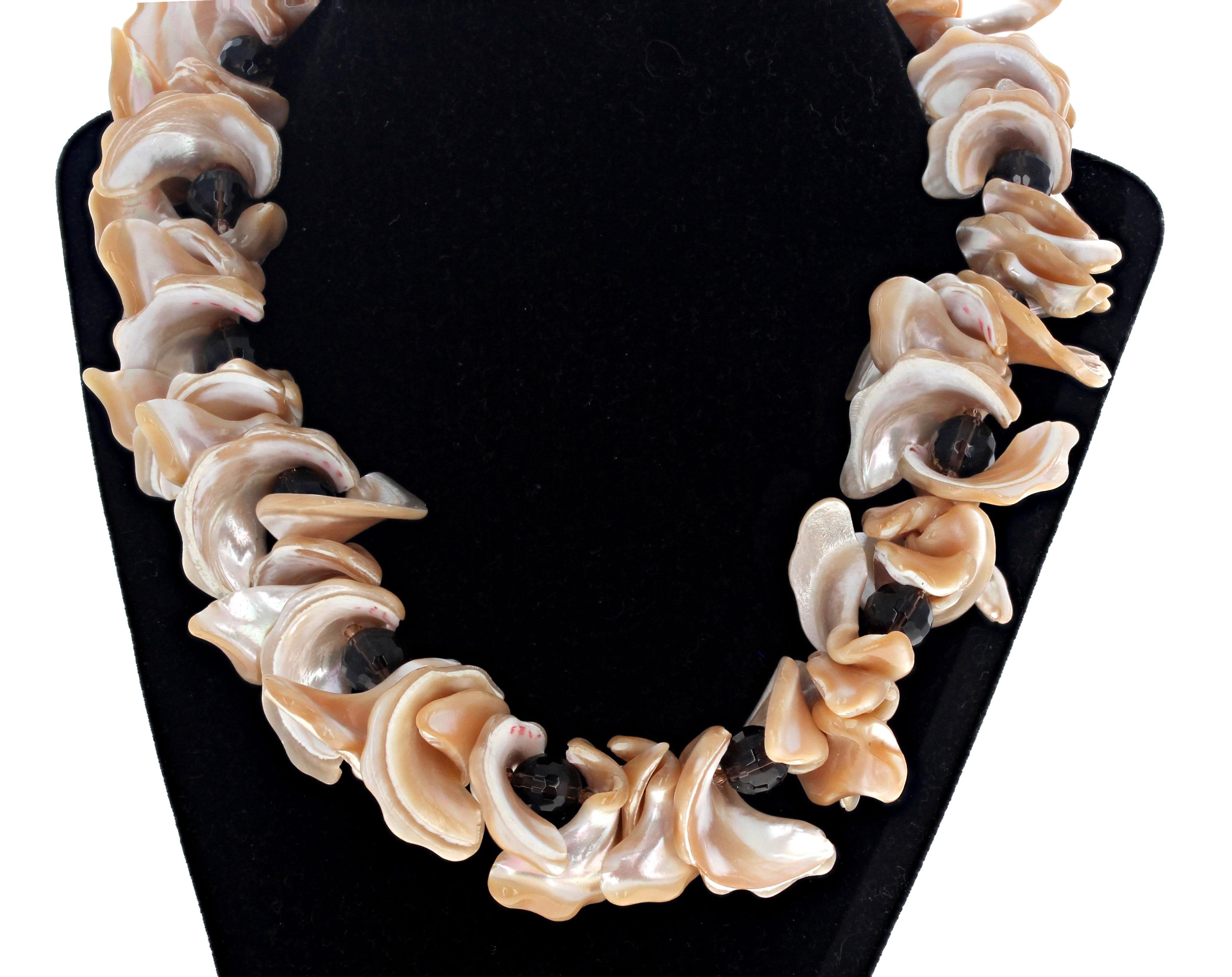 Collana AJD con conchiglie di perle naturali impreziosite da quarzo fumé naturale tagliato a gemma In condizioni Nuovo in vendita a Raleigh, NC