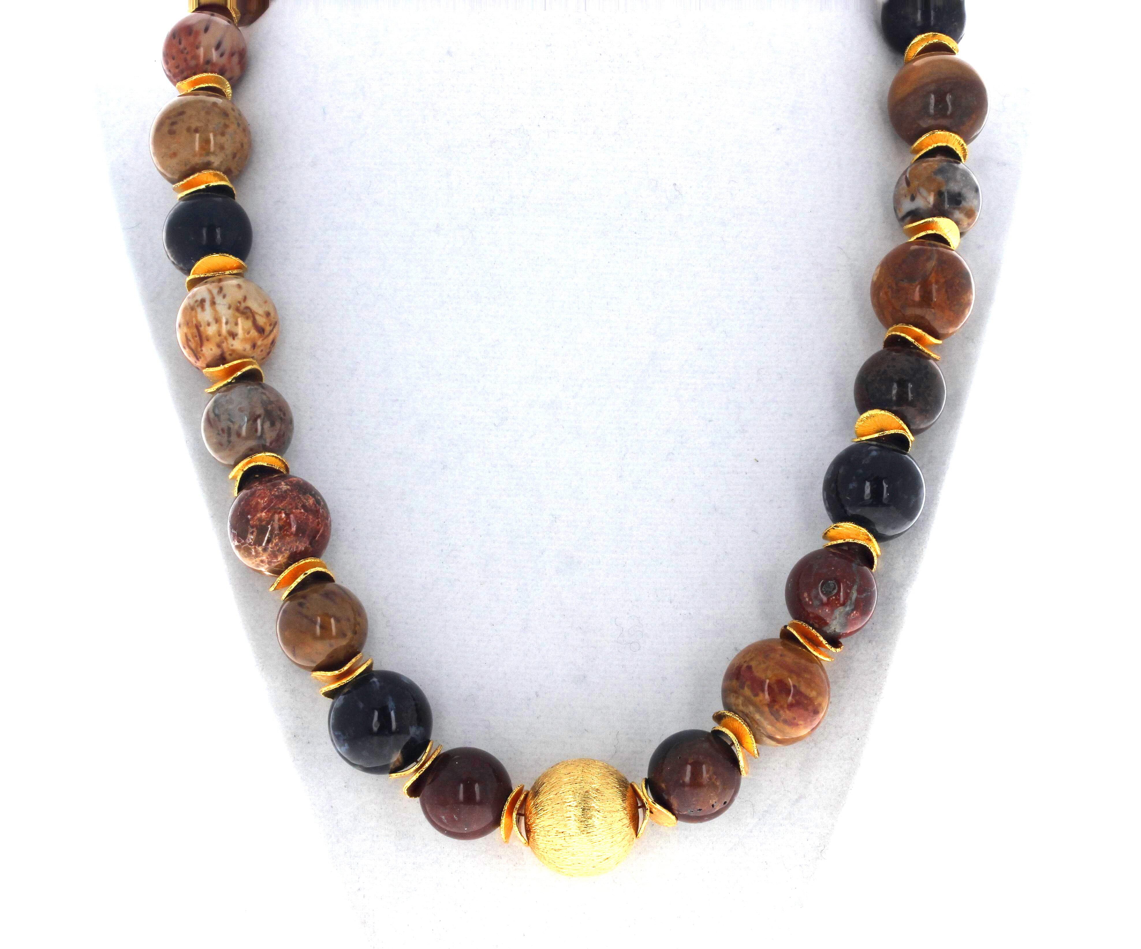 Questa affascinante collana molto grande da 21 pollici è composta da gemme naturali pietrificate da 18 mm, impreziosite da distanziatori placcati in oro.  La gemma rotonda centrale placcata oro misura 20 mm,  La chiusura è un gancio placcato oro