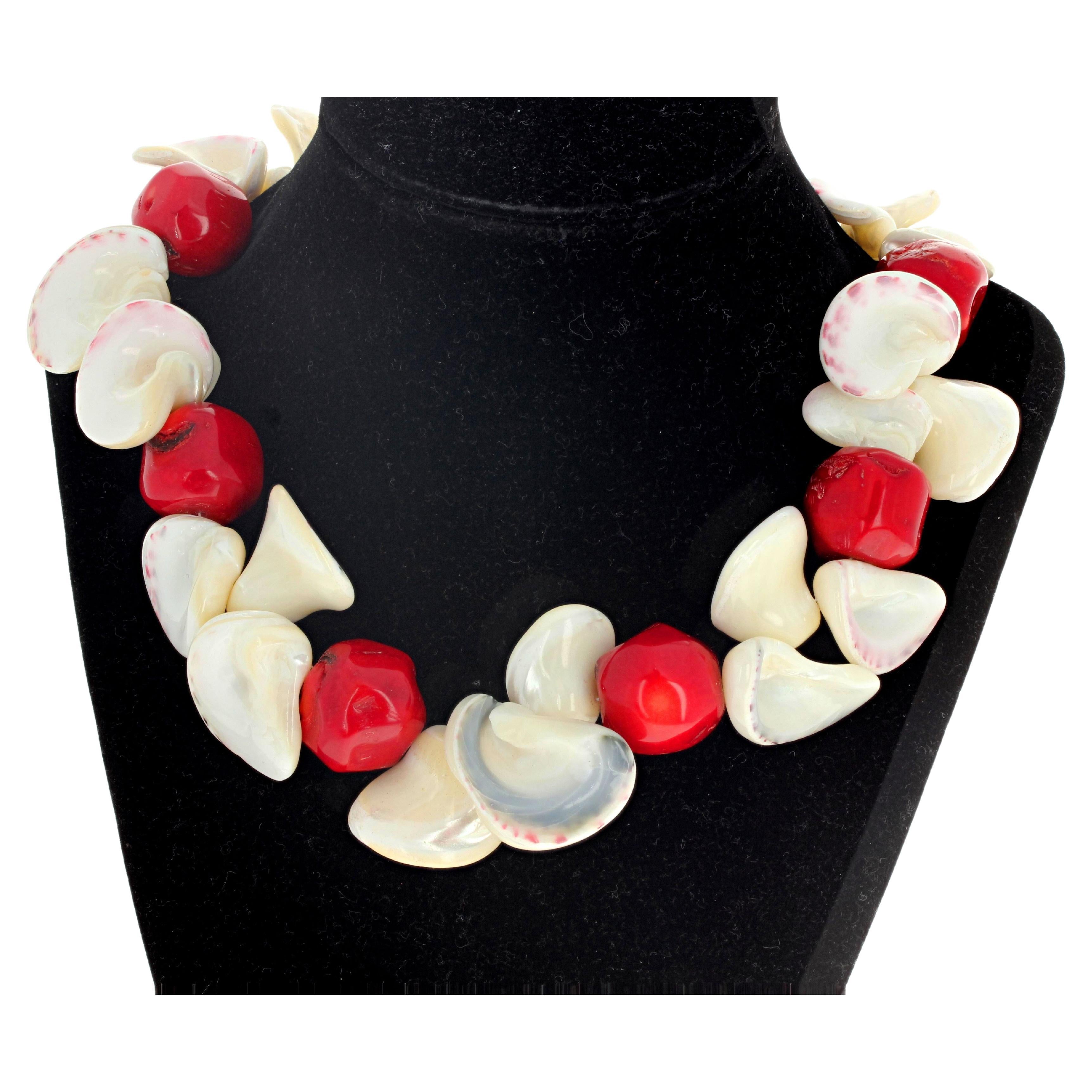 Collana AJD in corallo rosso naturale e conchiglie di perle lucide