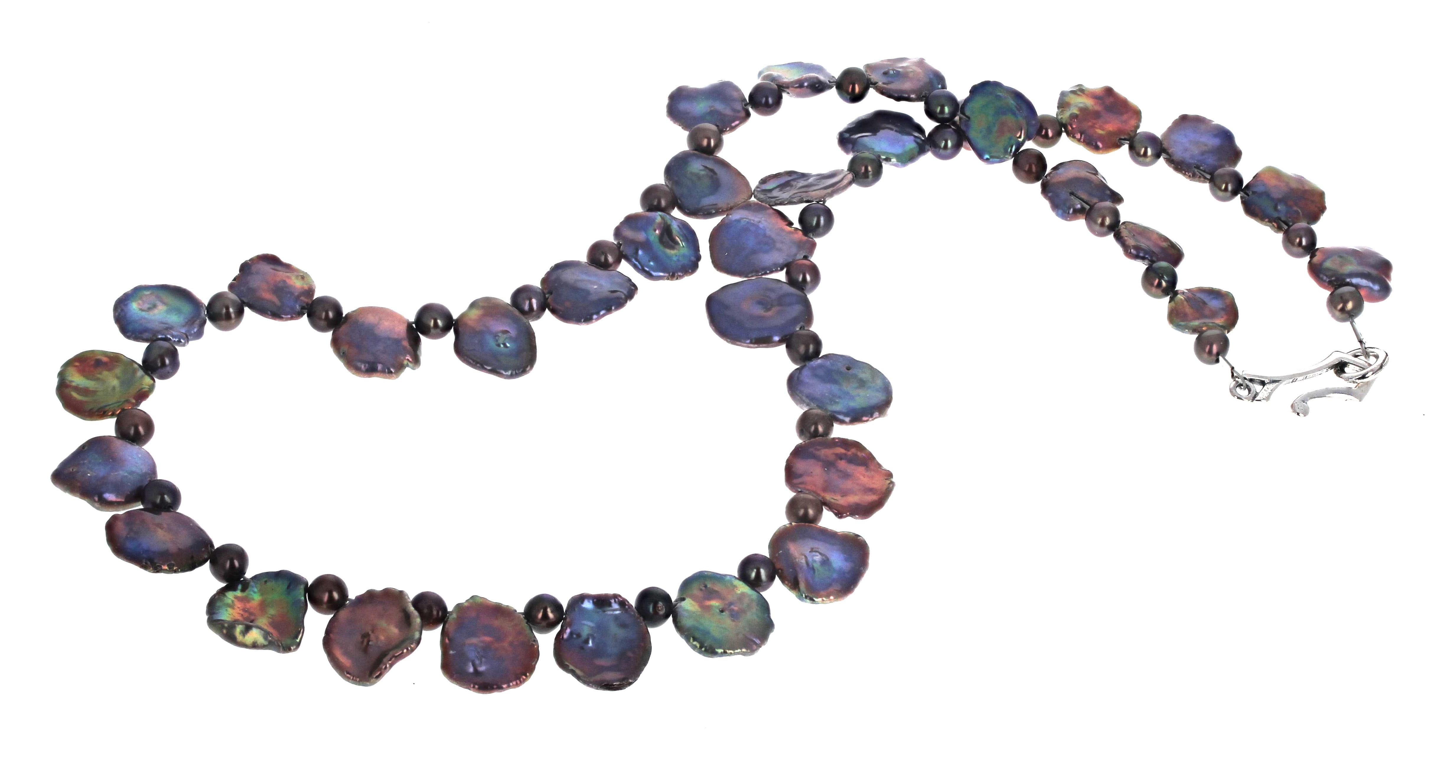 Die verschiedenen Farben dieser Perlmuscheln sind wunderschön.  Die größten Muscheln sind etwa 15 mm groß.  Die kleinen funkelnden 5 mm-Rondelle glitzern in denselben Farben.  Dieser ist 20 Zoll lang.  Der Verschluss ist ein einfach zu bedienender