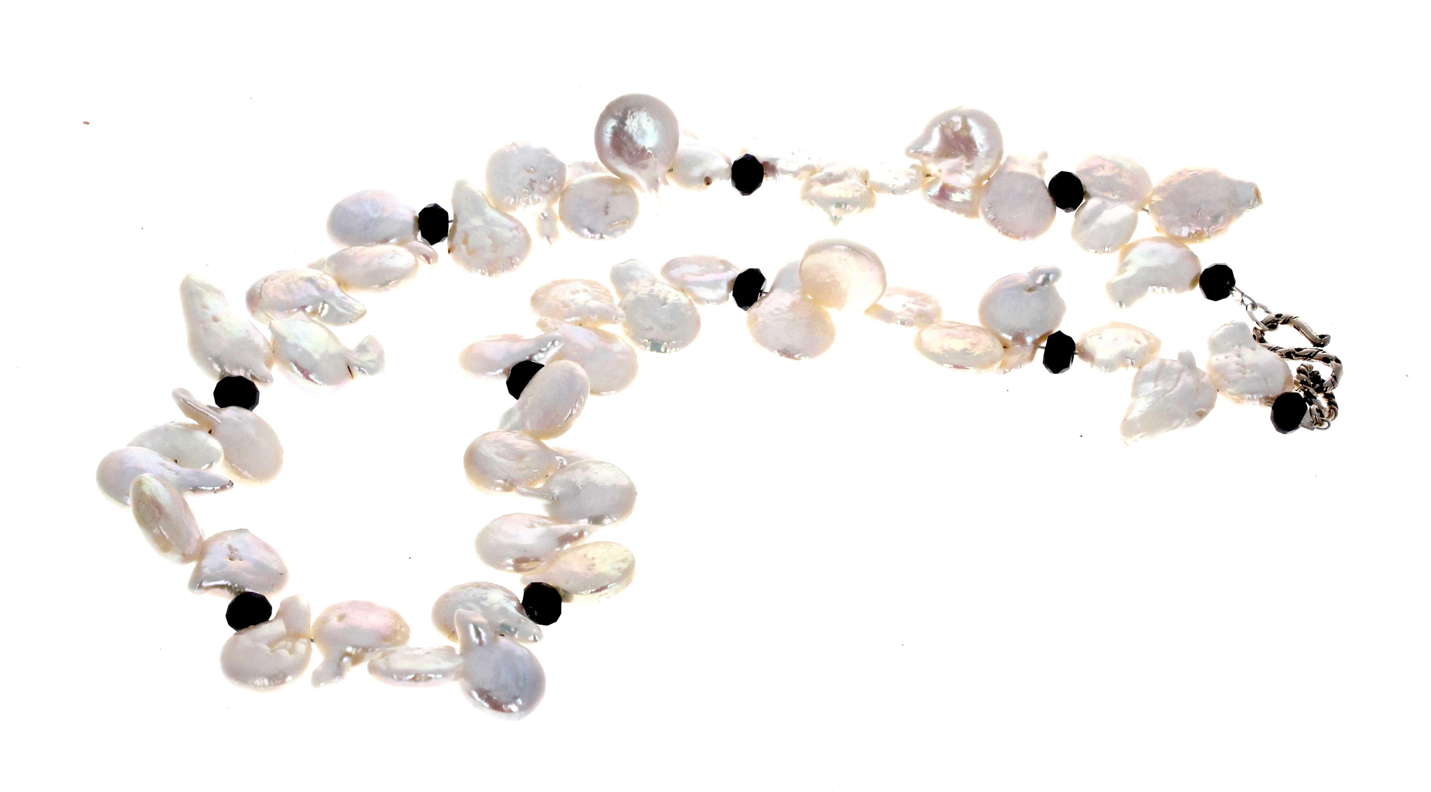 Queste bellissime conchiglie naturali di perle bianche brillanti sono tutte di circa 12 mm.  I distanziatori sono piccoli onici neri da 6 mm tagliati a gemma.  Questa collana è lunga 19 pollici e la chiusura è un gancio d'argento facile da usare.
